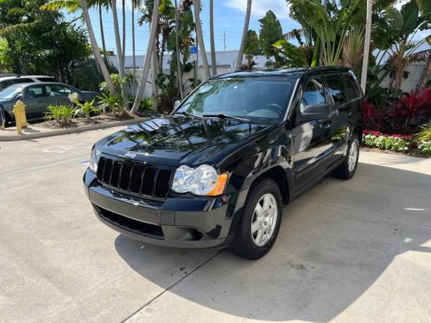 2008 Brilliant Blk Crystal Pearl /Dark Slate Gray Jeep Grand Cherokee Laredo LOW MILES 60,419 (1J8GS48K68C) with an 3.7L V6 Engine engine, Automatic transmission, located at 4701 North Dixie Hwy, Pompano Beach, FL, 33064, (954) 422-2889, 26.240938, -80.123474 - OUR WEBPAGE FLORIDACARS1.COM HAS OVER 100 PHOTOS AND FREE CARFAX LINK 2008 JEEP GRAND CHEROKEE LAREDO NEW $ 29,085 ROAD READY VIN: 1J8GS48K68C140207 NO ACCIDENTS POWER SEATS 4 DOOR WAGON/SPORT UTILITY LOW MILES 60.419 3.7L V6 F FLORIDA OWNER POWER MIRRORS GASOLINE REAR WHEEL DRIVE 4X2 Active Head Re - Photo#3