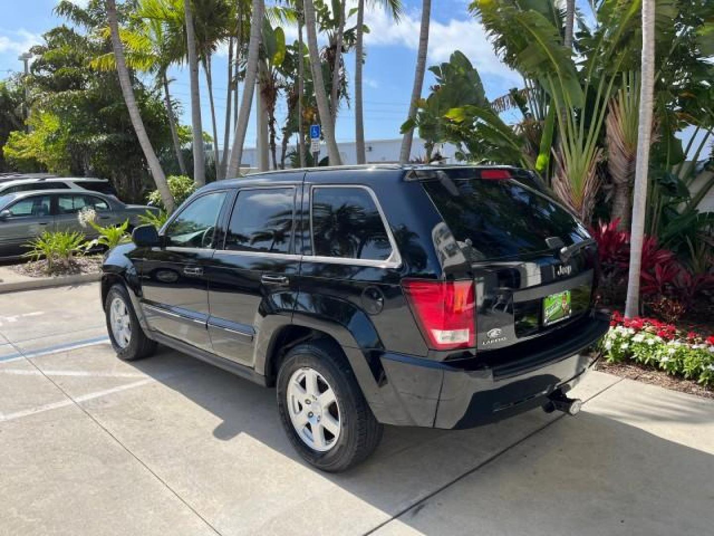 2008 Brilliant Blk Crystal Pearl /Dark Slate Gray Jeep Grand Cherokee Laredo LOW MILES 60,419 (1J8GS48K68C) with an 3.7L V6 Engine engine, Automatic transmission, located at 4701 North Dixie Hwy, Pompano Beach, FL, 33064, (954) 422-2889, 26.240938, -80.123474 - OUR WEBPAGE FLORIDACARS1.COM HAS OVER 100 PHOTOS AND FREE CARFAX LINK 2008 JEEP GRAND CHEROKEE LAREDO NEW $ 29,085 ROAD READY VIN: 1J8GS48K68C140207 NO ACCIDENTS POWER SEATS 4 DOOR WAGON/SPORT UTILITY LOW MILES 60.419 3.7L V6 F FLORIDA OWNER POWER MIRRORS GASOLINE REAR WHEEL DRIVE 4X2 Active Head Re - Photo#5