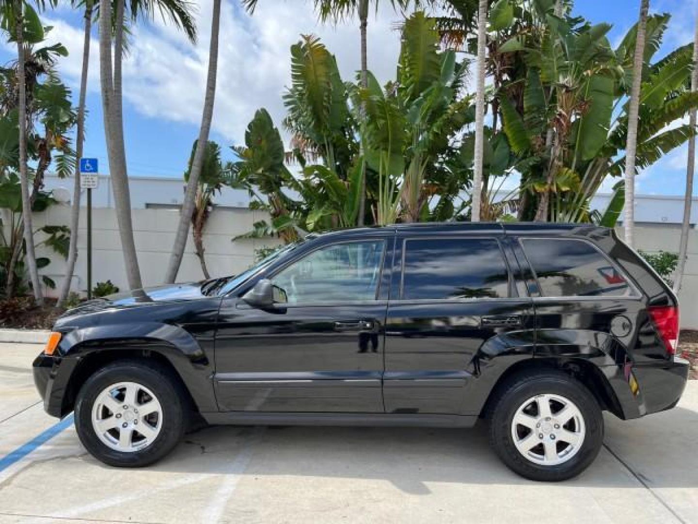 2008 Brilliant Blk Crystal Pearl /Dark Slate Gray Jeep Grand Cherokee Laredo LOW MILES 60,419 (1J8GS48K68C) with an 3.7L V6 Engine engine, Automatic transmission, located at 4701 North Dixie Hwy, Pompano Beach, FL, 33064, (954) 422-2889, 26.240938, -80.123474 - OUR WEBPAGE FLORIDACARS1.COM HAS OVER 100 PHOTOS AND FREE CARFAX LINK 2008 JEEP GRAND CHEROKEE LAREDO NEW $ 29,085 ROAD READY VIN: 1J8GS48K68C140207 NO ACCIDENTS POWER SEATS 4 DOOR WAGON/SPORT UTILITY LOW MILES 60.419 3.7L V6 F FLORIDA OWNER POWER MIRRORS GASOLINE REAR WHEEL DRIVE 4X2 Active Head Re - Photo#93