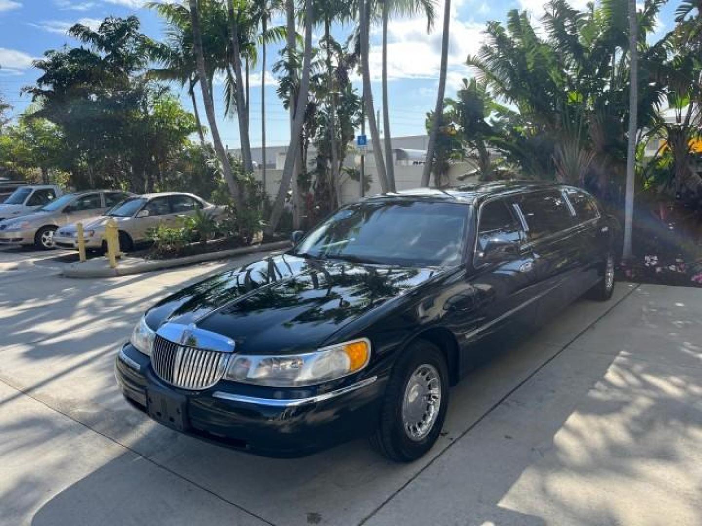 1999 Black /Light Parchment Lincoln Town Car LIMO Executive LOW MILES 53,705 (1L1FM81W6XY) with an 4.6L SOHC SEFI V8 Engine engine, Automatic transmission, located at 4701 North Dixie Hwy, Pompano Beach, FL, 33064, (954) 422-2889, 26.240938, -80.123474 - 1999 LINCOLN TOWN CAR EXECUTIVE NEW $38,525 JUST THE CAR ROAD READY VIN: 1L1FM81W6XY621283 NO ACCIDENTS FLORIDA OWNER LIMOUSINE WORK READY 4.6L V8 4.6L V8 F OHV LOW MILES 53,705 GASOLINE NO RECALLS 24 MPG REAR WHEEL DRIVE 14 SERVICE RECORDS THIS IS ONE OF THE NICEST LINCOLN WE HAVE EVER LISTED RETIR - Photo#3