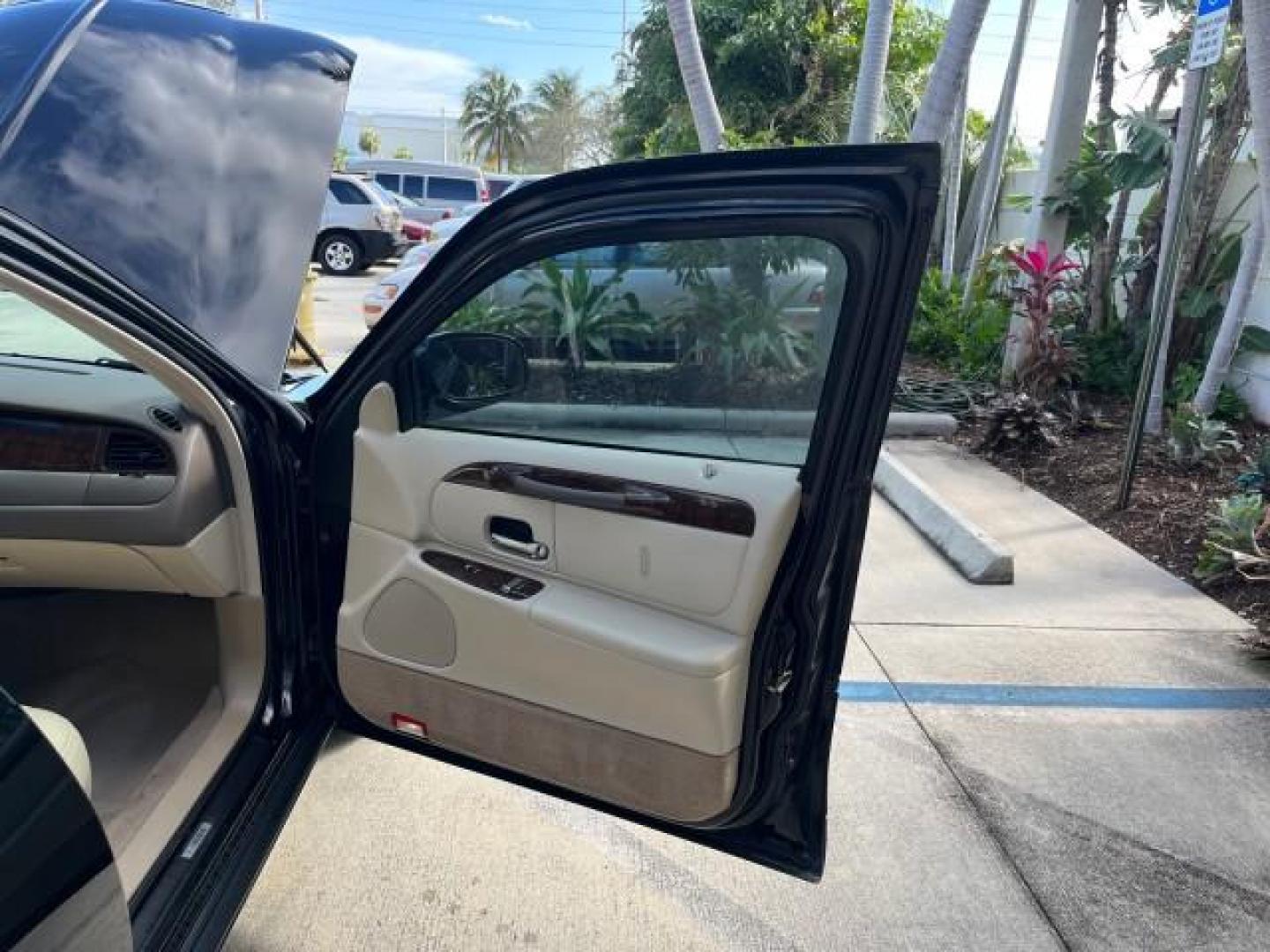 1999 Black /Light Parchment Lincoln Town Car LIMO Executive LOW MILES 53,705 (1L1FM81W6XY) with an 4.6L SOHC SEFI V8 Engine engine, Automatic transmission, located at 4701 North Dixie Hwy, Pompano Beach, FL, 33064, (954) 422-2889, 26.240938, -80.123474 - 1999 LINCOLN TOWN CAR EXECUTIVE NEW $38,525 JUST THE CAR ROAD READY VIN: 1L1FM81W6XY621283 NO ACCIDENTS FLORIDA OWNER LIMOUSINE WORK READY 4.6L V8 4.6L V8 F OHV LOW MILES 53,705 GASOLINE NO RECALLS 24 MPG REAR WHEEL DRIVE 14 SERVICE RECORDS THIS IS ONE OF THE NICEST LINCOLN WE HAVE EVER LISTED RETIR - Photo#11