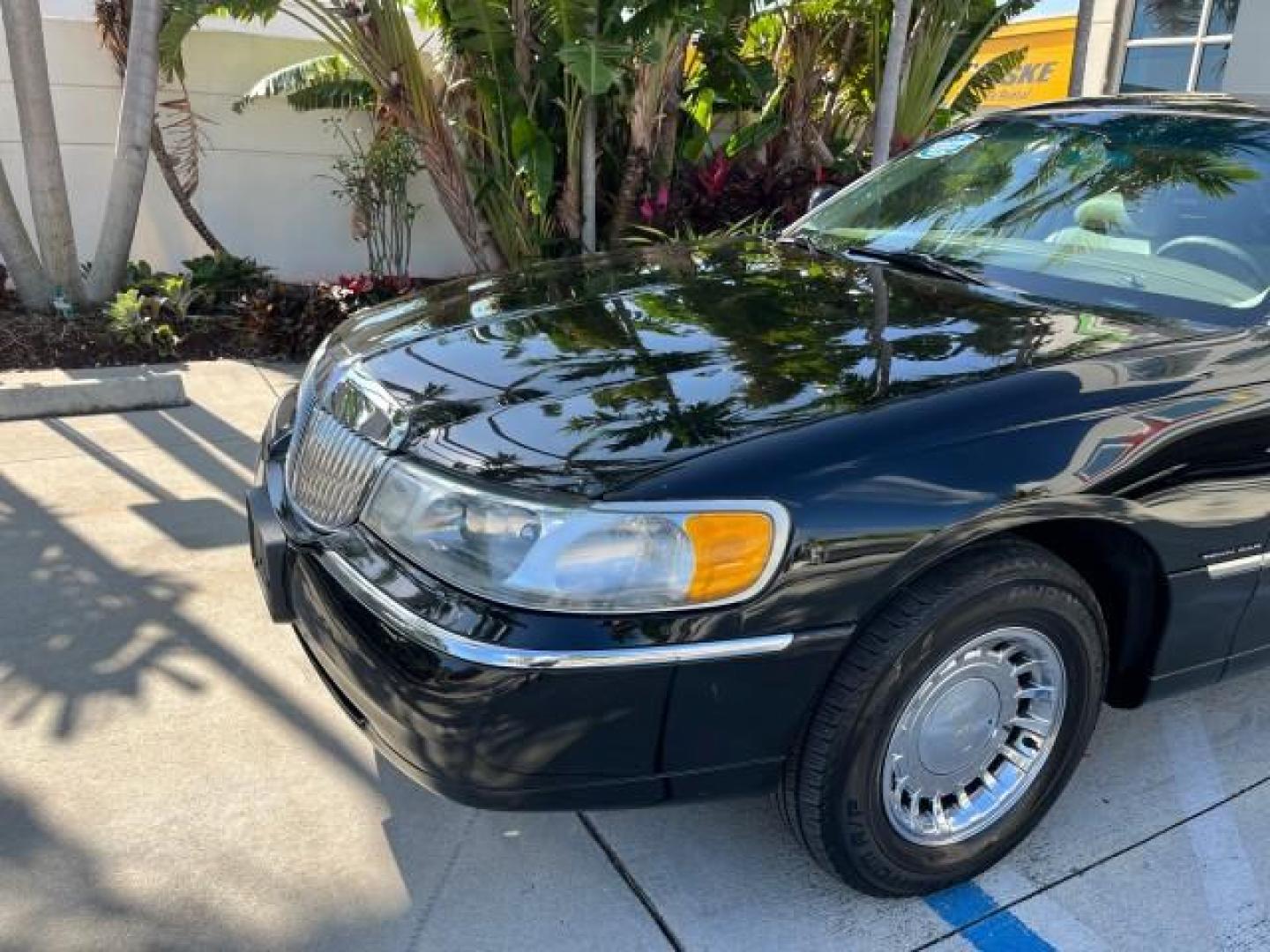 1999 Black /Light Parchment Lincoln Town Car LIMO Executive LOW MILES 53,705 (1L1FM81W6XY) with an 4.6L SOHC SEFI V8 Engine engine, Automatic transmission, located at 4701 North Dixie Hwy, Pompano Beach, FL, 33064, (954) 422-2889, 26.240938, -80.123474 - 1999 LINCOLN TOWN CAR EXECUTIVE NEW $38,525 JUST THE CAR ROAD READY VIN: 1L1FM81W6XY621283 NO ACCIDENTS FLORIDA OWNER LIMOUSINE WORK READY 4.6L V8 4.6L V8 F OHV LOW MILES 53,705 GASOLINE NO RECALLS 24 MPG REAR WHEEL DRIVE 14 SERVICE RECORDS THIS IS ONE OF THE NICEST LINCOLN WE HAVE EVER LISTED RETIR - Photo#89