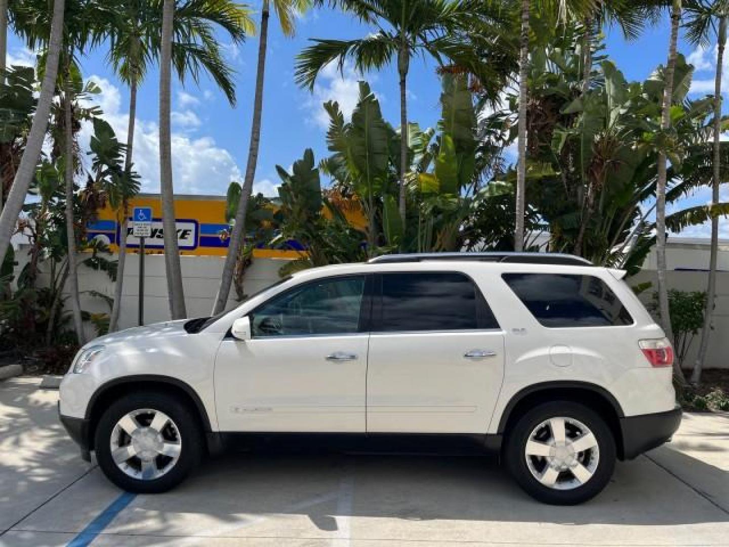 2007 White Diamond Tricoat /Brick GMC Acadia RED LEATHER SLT LOW MILES 74,335 (1GKER33727J) with an 3.6L VVT V6 MPFI Engine engine, Automatic transmission, located at 4701 North Dixie Hwy, Pompano Beach, FL, 33064, (954) 422-2889, 26.240938, -80.123474 - 2007 GMC ACADIA SLT-2 NEW $ 36,800 REAR DVD ENTERTAINMENT VIN: 1GKER33727J116900 NO ACCIDENTS NO RECALLS 4 DOOR WAGON/SPORT UTILITY 3 ROW SEATS BLUETOOTH 3.6L V6 F POWER MEMORI HEATED SEATS GASOLINE POWER REAR DOOR DUAL ZONE AC 3.6L V6 FRONT WHEEL DRIVE LOW MILES 74,335 BACK UP SENSORS Adjustable Lu - Photo#4