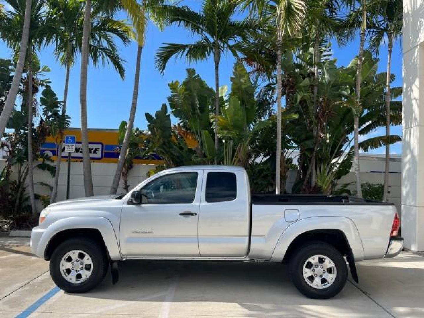 2006 Silver Streak Mica /Graphite Toyota Tacoma 4X4 5 SPD 1 FL LOW MILES 80,046 (5TEUX42N06Z) with an 2.7L DOHC EFI 16-Valve I4 VVT-i Engine engine, Manual transmission, located at 4701 North Dixie Hwy, Pompano Beach, FL, 33064, (954) 422-2889, 26.240938, -80.123474 - 2006 TOYOTA TACOMA ROAD READY 6,2FT BED VIN: 5TEUX42N06Z318321 NO ACCIDENTS CLUB CAB PICKUP NO RECALLS 4X4 2.7L I4 F DOHC 16V 1 FLORIDA OWNER GASOLINE 20 SERVICE RECORDS REAR WHEEL DRIVE W/ 4X4 5 SPD LOW MILES 80,046 THIS IS ONE OF THE NICEST TACOMA S WE HAVE EVER LISTED RETIREE FLORIDA TITLE THIS I - Photo#4