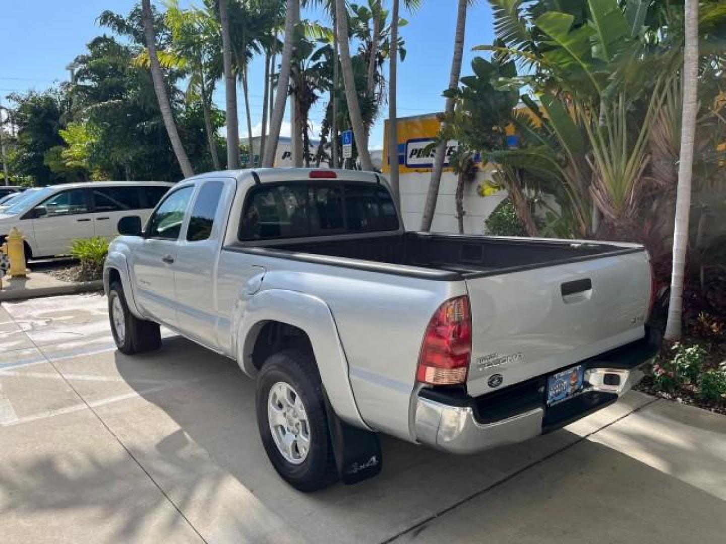 2006 Silver Streak Mica /Graphite Toyota Tacoma 4X4 5 SPD 1 FL LOW MILES 80,046 (5TEUX42N06Z) with an 2.7L DOHC EFI 16-Valve I4 VVT-i Engine engine, Manual transmission, located at 4701 North Dixie Hwy, Pompano Beach, FL, 33064, (954) 422-2889, 26.240938, -80.123474 - 2006 TOYOTA TACOMA ROAD READY 6,2FT BED VIN: 5TEUX42N06Z318321 NO ACCIDENTS CLUB CAB PICKUP NO RECALLS 4X4 2.7L I4 F DOHC 16V 1 FLORIDA OWNER GASOLINE 20 SERVICE RECORDS REAR WHEEL DRIVE W/ 4X4 5 SPD LOW MILES 80,046 THIS IS ONE OF THE NICEST TACOMA S WE HAVE EVER LISTED RETIREE FLORIDA TITLE THIS I - Photo#5