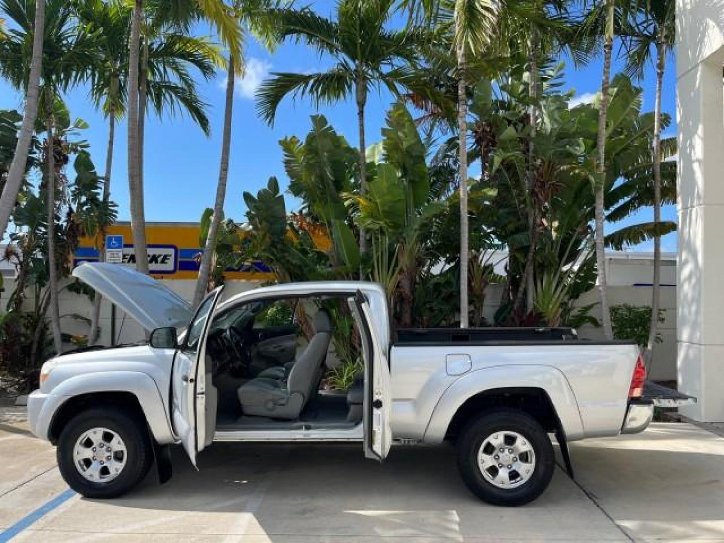 2006 Silver Streak Mica /Graphite Toyota Tacoma 4X4 5 SPD 1 FL LOW MILES 80,046 (5TEUX42N06Z) with an 2.7L DOHC EFI 16-Valve I4 VVT-i Engine engine, Manual transmission, located at 4701 North Dixie Hwy, Pompano Beach, FL, 33064, (954) 422-2889, 26.240938, -80.123474 - 2006 TOYOTA TACOMA ROAD READY 6,2FT BED VIN: 5TEUX42N06Z318321 NO ACCIDENTS CLUB CAB PICKUP NO RECALLS 4X4 2.7L I4 F DOHC 16V 1 FLORIDA OWNER GASOLINE 20 SERVICE RECORDS REAR WHEEL DRIVE W/ 4X4 5 SPD LOW MILES 80,046 THIS IS ONE OF THE NICEST TACOMA S WE HAVE EVER LISTED RETIREE FLORIDA TITLE THIS I - Photo#8