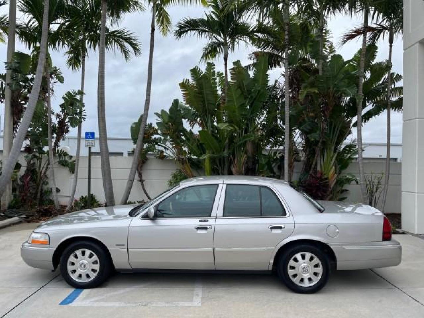 2004 Silver Birch Metallic /Light Flint Mercury Grand Marquis LS Ultimate LOW MILES 46,888 (2MEFM75W44X) with an 4.6L SOHC SEFI V8 Engine engine, Automatic transmission, located at 4701 North Dixie Hwy, Pompano Beach, FL, 33064, (954) 422-2889, 26.240938, -80.123474 - 2004 MERCURY GRAND MARQUIS LS PREMIUM NEW $ 33,310 ROAD READY VIN: 2MEFM75W44X662836 FLORIDA OWNER 4.6L V8 SEDAN 4 DR NO ACCIDENTS 3 SERV REC 4.6L V8 F DOHC POWER HEATED LEATHER SEATS GASOLINE POWER HEATED MIRRORS REAR WHEEL DRIVE LOW MILES 46,888 LS PREMIUM Alloy Wheels Approach Lights Auto-dimming - Photo#4