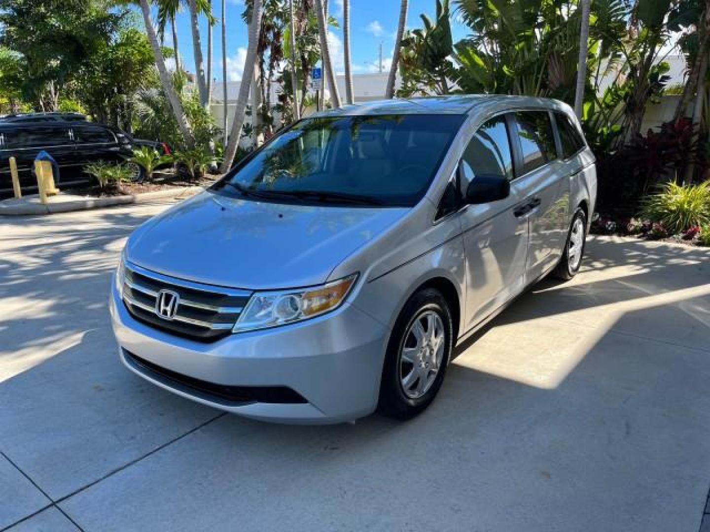 2011 Alabaster Silver Metallic /Gray Honda Odyssey LEATHER LX LOW MILES 70,192 (5FNRL5H21BB) with an 3.5L SOHC MPFI 24-Valve i-VTEC V6 Engine engine, Automatic transmission, located at 4701 North Dixie Hwy, Pompano Beach, FL, 33064, (954) 422-2889, 26.240938, -80.123474 - 2011 HONDA ODYSSEY LX LEATHER ROAD READY 3.5L V6 VIN: 5FNRL5H21BB053893 NO ACCIDENTS NO RECALLS VAN $28,800 NEW FLORIDA OWNER 27 MPG 3.5L V6 F SOHC 24V 3 ROW POWER LEATHER SEATS GASOLINE 26 SERVICE RECORDS FRONT WHEEL DRIVE NEW LIKE TIRES DUAL ZONE AC LOW MILES 70,192 Active Head Restraints Anti-The - Photo#3