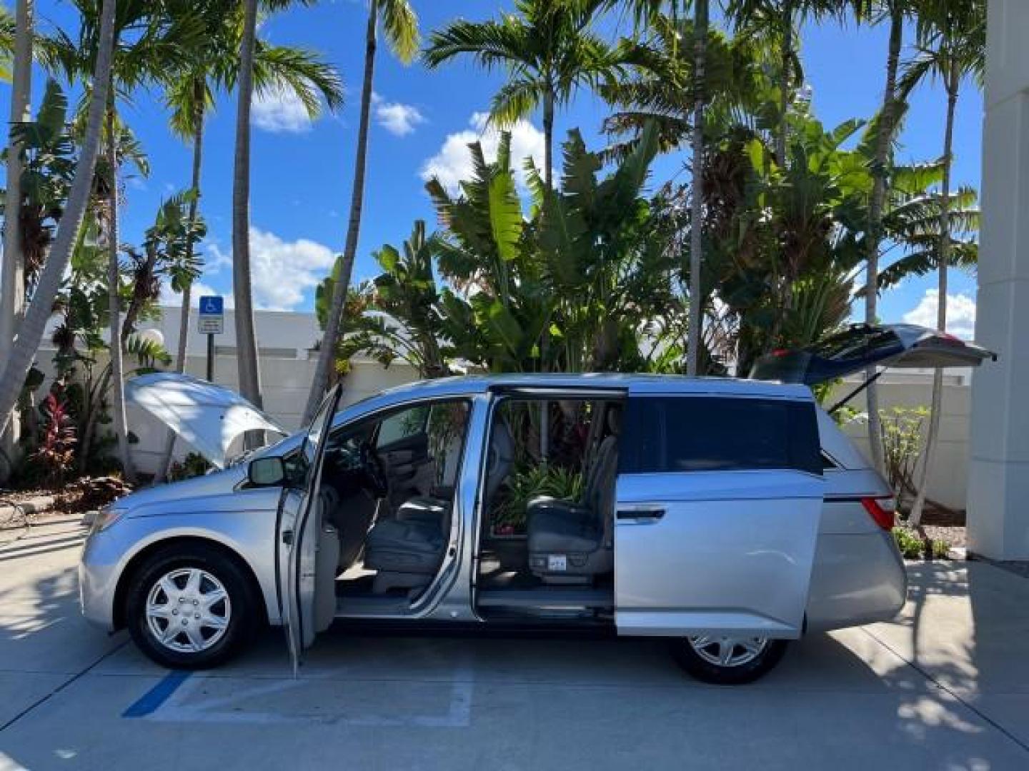 2011 Alabaster Silver Metallic /Gray Honda Odyssey LEATHER LX LOW MILES 70,192 (5FNRL5H21BB) with an 3.5L SOHC MPFI 24-Valve i-VTEC V6 Engine engine, Automatic transmission, located at 4701 North Dixie Hwy, Pompano Beach, FL, 33064, (954) 422-2889, 26.240938, -80.123474 - 2011 HONDA ODYSSEY LX LEATHER ROAD READY 3.5L V6 VIN: 5FNRL5H21BB053893 NO ACCIDENTS NO RECALLS VAN $28,800 NEW FLORIDA OWNER 27 MPG 3.5L V6 F SOHC 24V 3 ROW POWER LEATHER SEATS GASOLINE 26 SERVICE RECORDS FRONT WHEEL DRIVE NEW LIKE TIRES DUAL ZONE AC LOW MILES 70,192 Active Head Restraints Anti-The - Photo#8