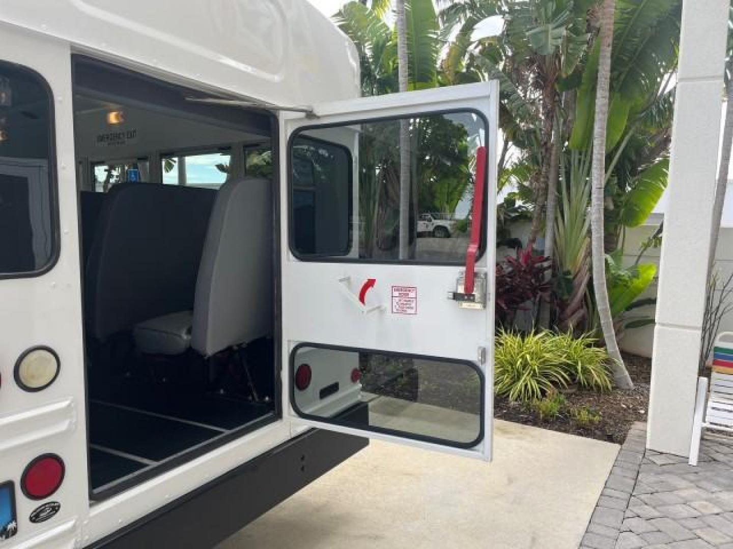 2004 Summit White /Neutral Chevrolet Express Commercial Cutaway BUS DRW LOW MILES 29,868 (1GBJG31U841) with an 6.0L Vortec 6000 V8 SFI Engine engine, Automatic transmission, located at 4701 North Dixie Hwy, Pompano Beach, FL, 33064, (954) 422-2889, 26.240938, -80.123474 - OUR WEBPAGE FLORIDACARS1.COM HAS OVER 100 PHOTOS AND FREE CARFAX LINK 2004 CHEVROLET EXPRESS G3500 IDEAL TO MAKE INTO A 5 WINDOW MINI BUS CAMPER LOTS OF OPTIONS OR LEAVE IT STOCK IF YOU NEED IT THIS WAY VIN: 1GBJG31U841216282 CUTAWAY DUAL AC ROOF REAR AIR DUALLY PERFECT 6.0L V8 F GASOLINE REAR WHEEL - Photo#17