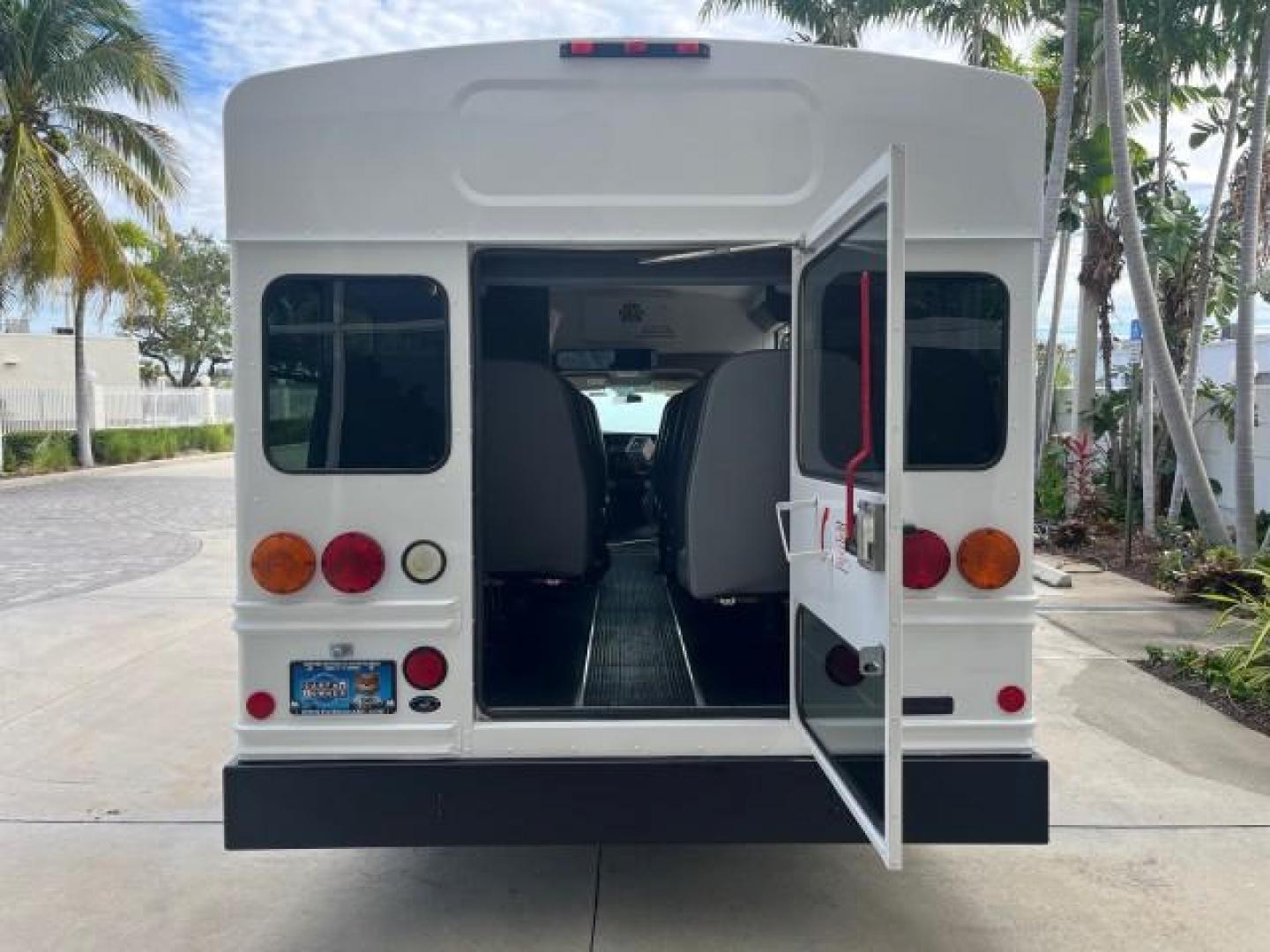 2004 Summit White /Neutral Chevrolet Express Commercial Cutaway BUS DRW LOW MILES 29,868 (1GBJG31U841) with an 6.0L Vortec 6000 V8 SFI Engine engine, Automatic transmission, located at 4701 North Dixie Hwy, Pompano Beach, FL, 33064, (954) 422-2889, 26.240938, -80.123474 - OUR WEBPAGE FLORIDACARS1.COM HAS OVER 100 PHOTOS AND FREE CARFAX LINK 2004 CHEVROLET EXPRESS G3500 IDEAL TO MAKE INTO A 5 WINDOW MINI BUS CAMPER LOTS OF OPTIONS OR LEAVE IT STOCK IF YOU NEED IT THIS WAY VIN: 1GBJG31U841216282 CUTAWAY DUAL AC ROOF REAR AIR DUALLY PERFECT 6.0L V8 F GASOLINE REAR WHEEL - Photo#18