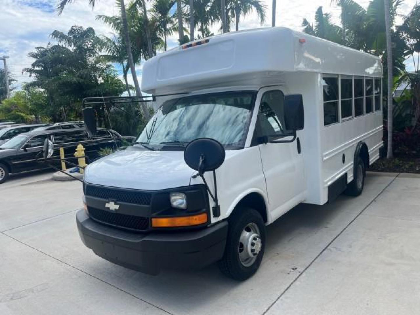 2004 Summit White /Neutral Chevrolet Express Commercial Cutaway BUS DRW LOW MILES 29,868 (1GBJG31U841) with an 6.0L Vortec 6000 V8 SFI Engine engine, Automatic transmission, located at 4701 North Dixie Hwy, Pompano Beach, FL, 33064, (954) 422-2889, 26.240938, -80.123474 - OUR WEBPAGE FLORIDACARS1.COM HAS OVER 100 PHOTOS AND FREE CARFAX LINK 2004 CHEVROLET EXPRESS G3500 IDEAL TO MAKE INTO A 5 WINDOW MINI BUS CAMPER LOTS OF OPTIONS OR LEAVE IT STOCK IF YOU NEED IT THIS WAY VIN: 1GBJG31U841216282 CUTAWAY DUAL AC ROOF REAR AIR DUALLY PERFECT 6.0L V8 F GASOLINE REAR WHEEL - Photo#4