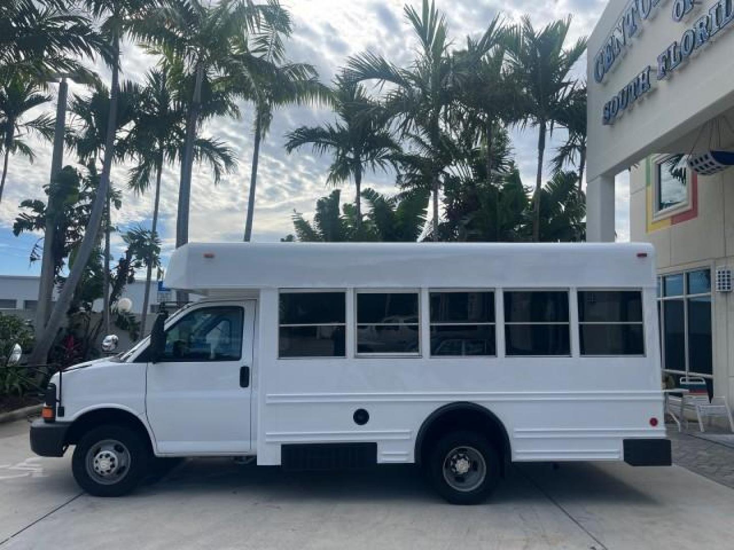 2004 Summit White /Neutral Chevrolet Express Commercial Cutaway BUS DRW LOW MILES 29,868 (1GBJG31U841) with an 6.0L Vortec 6000 V8 SFI Engine engine, Automatic transmission, located at 4701 North Dixie Hwy, Pompano Beach, FL, 33064, (954) 422-2889, 26.240938, -80.123474 - OUR WEBPAGE FLORIDACARS1.COM HAS OVER 100 PHOTOS AND FREE CARFAX LINK 2004 CHEVROLET EXPRESS G3500 IDEAL TO MAKE INTO A 5 WINDOW MINI BUS CAMPER LOTS OF OPTIONS OR LEAVE IT STOCK IF YOU NEED IT THIS WAY VIN: 1GBJG31U841216282 CUTAWAY DUAL AC ROOF REAR AIR DUALLY PERFECT 6.0L V8 F GASOLINE REAR WHEEL - Photo#6