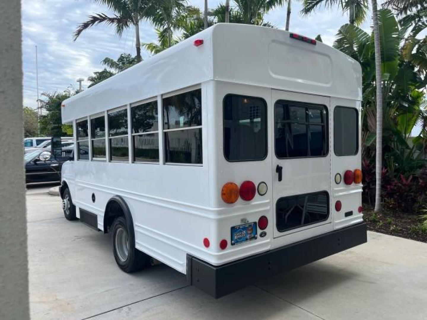 2004 Summit White /Neutral Chevrolet Express Commercial Cutaway BUS DRW LOW MILES 29,868 (1GBJG31U841) with an 6.0L Vortec 6000 V8 SFI Engine engine, Automatic transmission, located at 4701 North Dixie Hwy, Pompano Beach, FL, 33064, (954) 422-2889, 26.240938, -80.123474 - OUR WEBPAGE FLORIDACARS1.COM HAS OVER 100 PHOTOS AND FREE CARFAX LINK 2004 CHEVROLET EXPRESS G3500 IDEAL TO MAKE INTO A 5 WINDOW MINI BUS CAMPER LOTS OF OPTIONS OR LEAVE IT STOCK IF YOU NEED IT THIS WAY VIN: 1GBJG31U841216282 CUTAWAY DUAL AC ROOF REAR AIR DUALLY PERFECT 6.0L V8 F GASOLINE REAR WHEEL - Photo#89