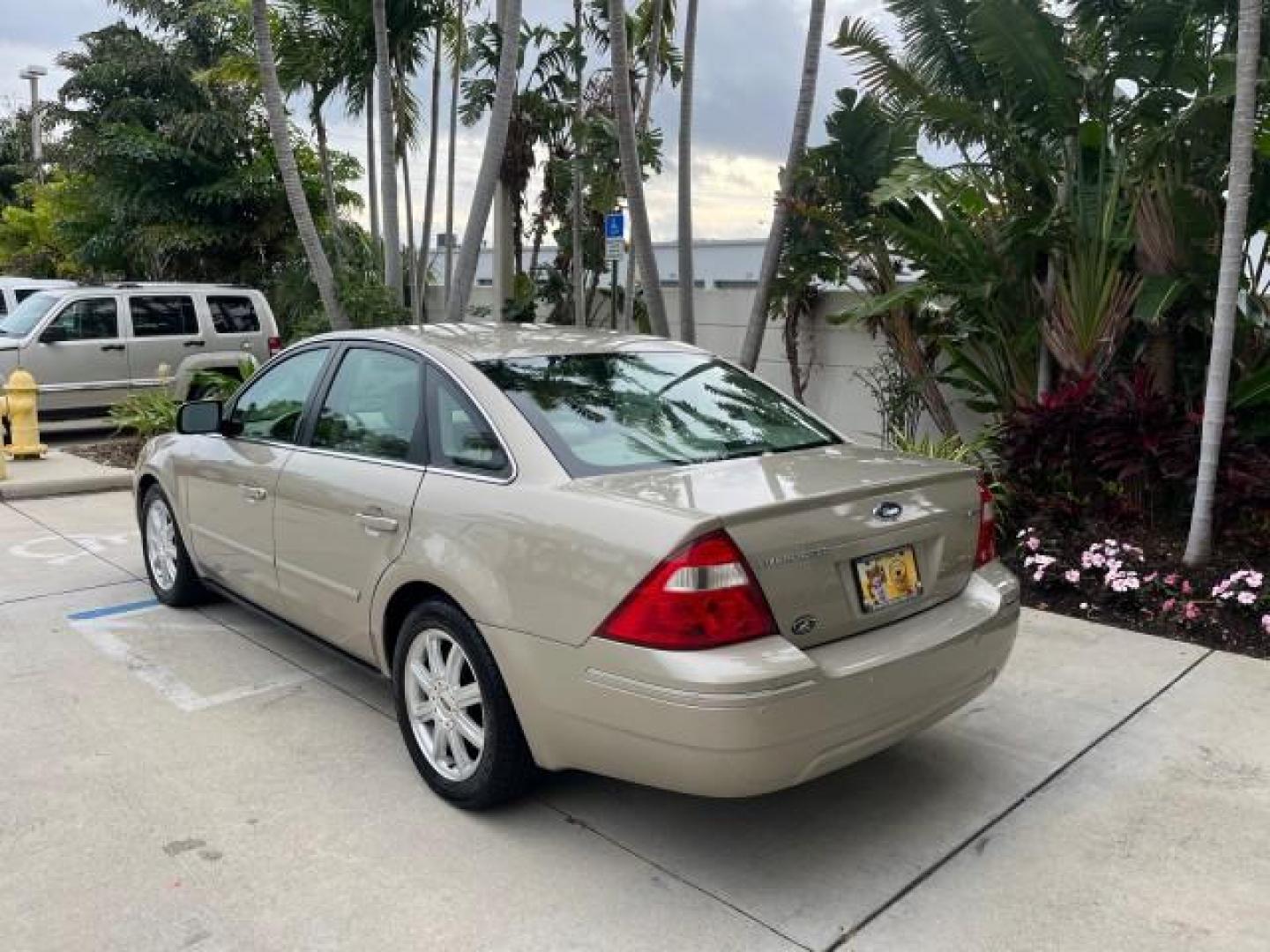 2005 Pueblo Gold Metallic /Pebble Tan Ford Five Hundred 1 FL Limited LOW MILES 36,412 (1FAHP25165G) with an 3.0L DOHC SMPI 24-Valve V6 Duratec Engine engine, Automatic transmission, located at 4701 North Dixie Hwy, Pompano Beach, FL, 33064, (954) 422-2889, 26.240938, -80.123474 - 2005 FORD FIVE HUNDRED LIMITED NEW $ 27,125 ROAD READY VIN: 1FAHP25165G185090 SUNROOF NO ACCIDENTS NO RECALLS SEDAN 4 DR LIMITED 1 OWNER FLORIDA 29 MPG 3.0L V6 F PARK SENSORS POWER HEATED LEATHER SEATS GASOLINE DUAL ZONE AC POWER HEATED MIRRORS FRONT WHEEL DRIVE LOW MILES 36,412 14 SERVICE RECORDS A - Photo#5