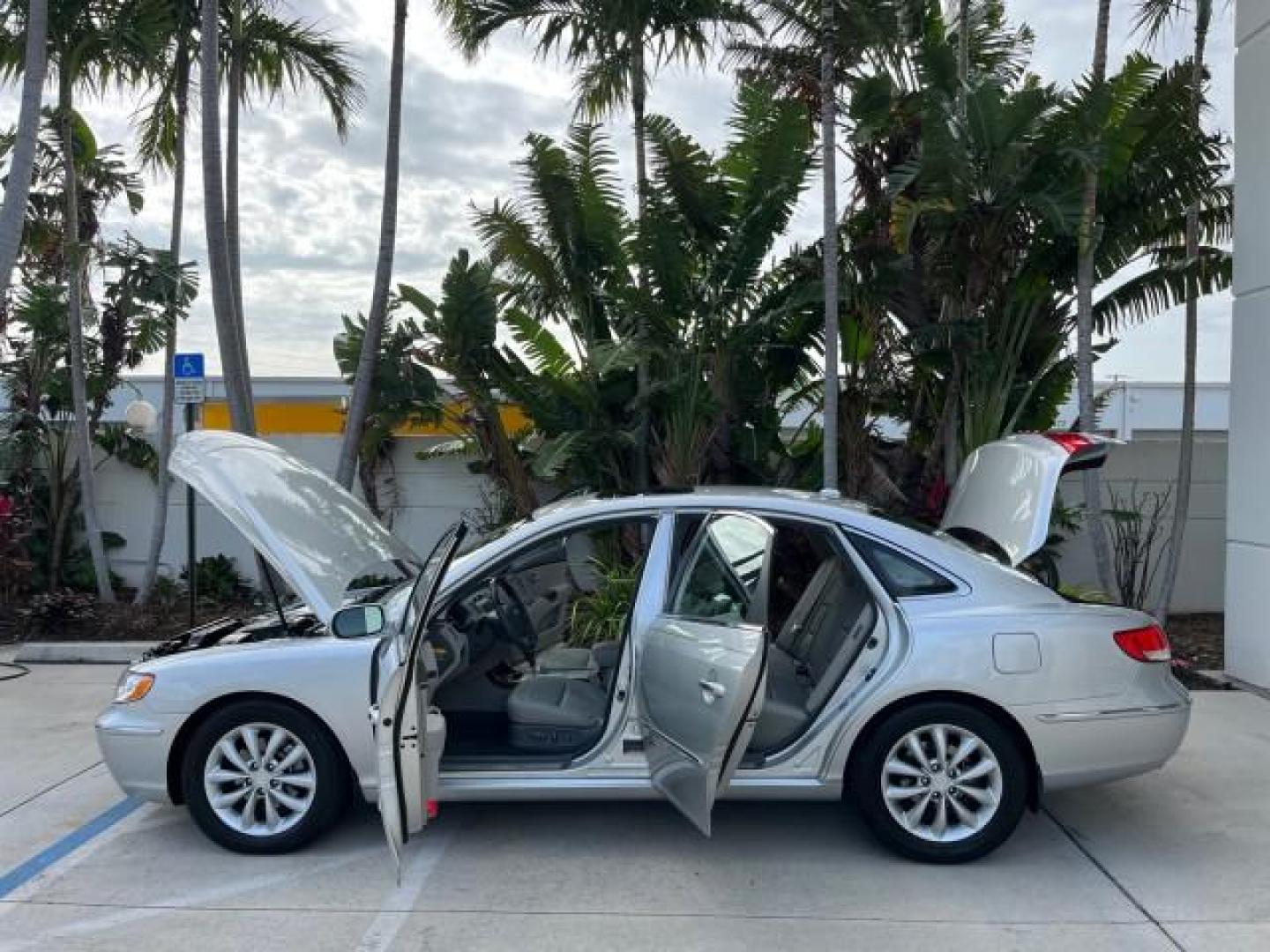 2008 Steel Gray /Gray Hyundai Azera 1 FL Limited LOW MILES 43,273 (KMHFC46F08A) with an 3.8L MPI DOHC CVVT 24-Valve Variable Intake System V6 Engine engine, Automatic transmission, located at 4701 North Dixie Hwy, Pompano Beach, FL, 33064, (954) 422-2889, 26.240938, -80.123474 - 2008 HYUNDAI AZERA LIMITED NEW $29,025 ROAD READY VIN: KMHFC46F08A292724 POWER LEATHER SEATS SEDAN 4 DR POWER SUNROOF 28 MPG 3.8L V6 F DOHC 24V HEATED MIRRORS NO ACCIDENTS NO RECALLS GASOLINE 26 SERVICE RECORDS LOW MILE 43,273 DUAL AC FRONT WHEEL DRIVE BRAKING ASSIST 1 OWNER FLORIDA Active Head Rest - Photo#8