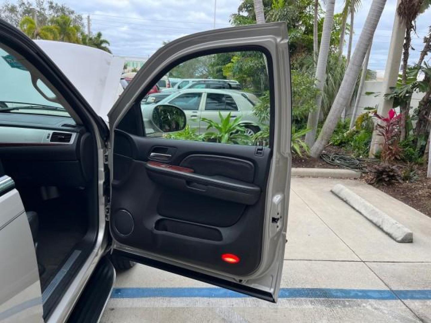 2007 Quicksilver /Ebony/Ebony Cadillac Escalade AWD SUNROOFLOW MILES 60,993 (1GYFK63877R) with an 6.2L Vortec 1000 VVT V8 SFI Engine engine, Automatic transmission, located at 4701 North Dixie Hwy, Pompano Beach, FL, 33064, (954) 422-2889, 26.240938, -80.123474 - 2007 CADILLAC ESCALADE NEW $ 59,100 ROAD READY VIN: 1GYFK63877R311160 NO ACCIDENTS NO RECALLS 4 DOOR WAGON/SPORT UTILITY LOW MILES 60,993 6.2L V8 6.2L V8 F ALL WHEEL DRIVE SUNROOF LEATHER SEATS GASOLINE 3 ROW LEATHER SEATS BLUETOOTH AWD ALL WHEEL DRIVE 20 SERVICE RECORDS PARKING SENSORS DUAL AC AWD - Photo#11