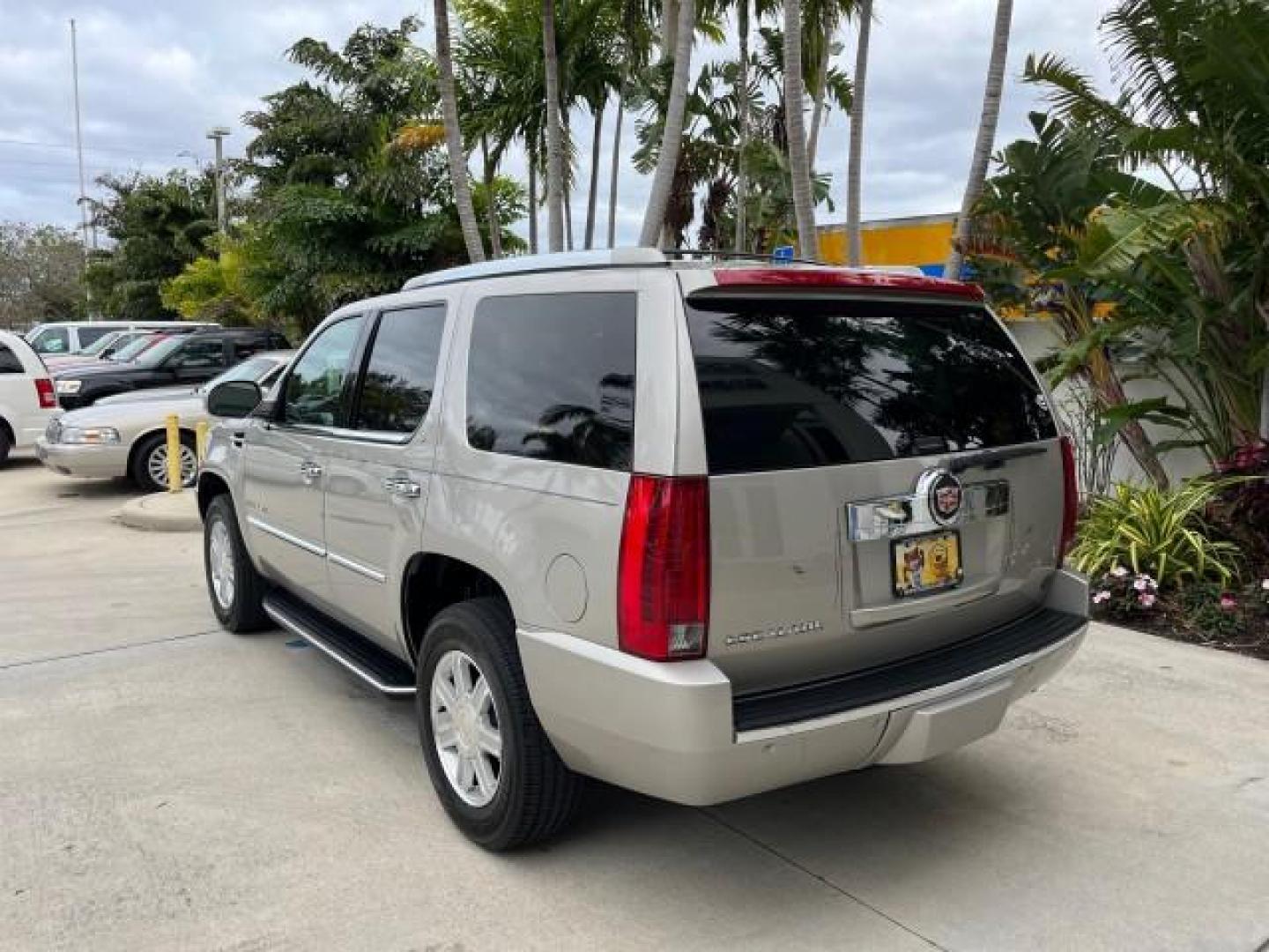 2007 Quicksilver /Ebony/Ebony Cadillac Escalade AWD SUNROOFLOW MILES 60,993 (1GYFK63877R) with an 6.2L Vortec 1000 VVT V8 SFI Engine engine, Automatic transmission, located at 4701 North Dixie Hwy, Pompano Beach, FL, 33064, (954) 422-2889, 26.240938, -80.123474 - 2007 CADILLAC ESCALADE NEW $ 59,100 ROAD READY VIN: 1GYFK63877R311160 NO ACCIDENTS NO RECALLS 4 DOOR WAGON/SPORT UTILITY LOW MILES 60,993 6.2L V8 6.2L V8 F ALL WHEEL DRIVE SUNROOF LEATHER SEATS GASOLINE 3 ROW LEATHER SEATS BLUETOOTH AWD ALL WHEEL DRIVE 20 SERVICE RECORDS PARKING SENSORS DUAL AC AWD - Photo#5