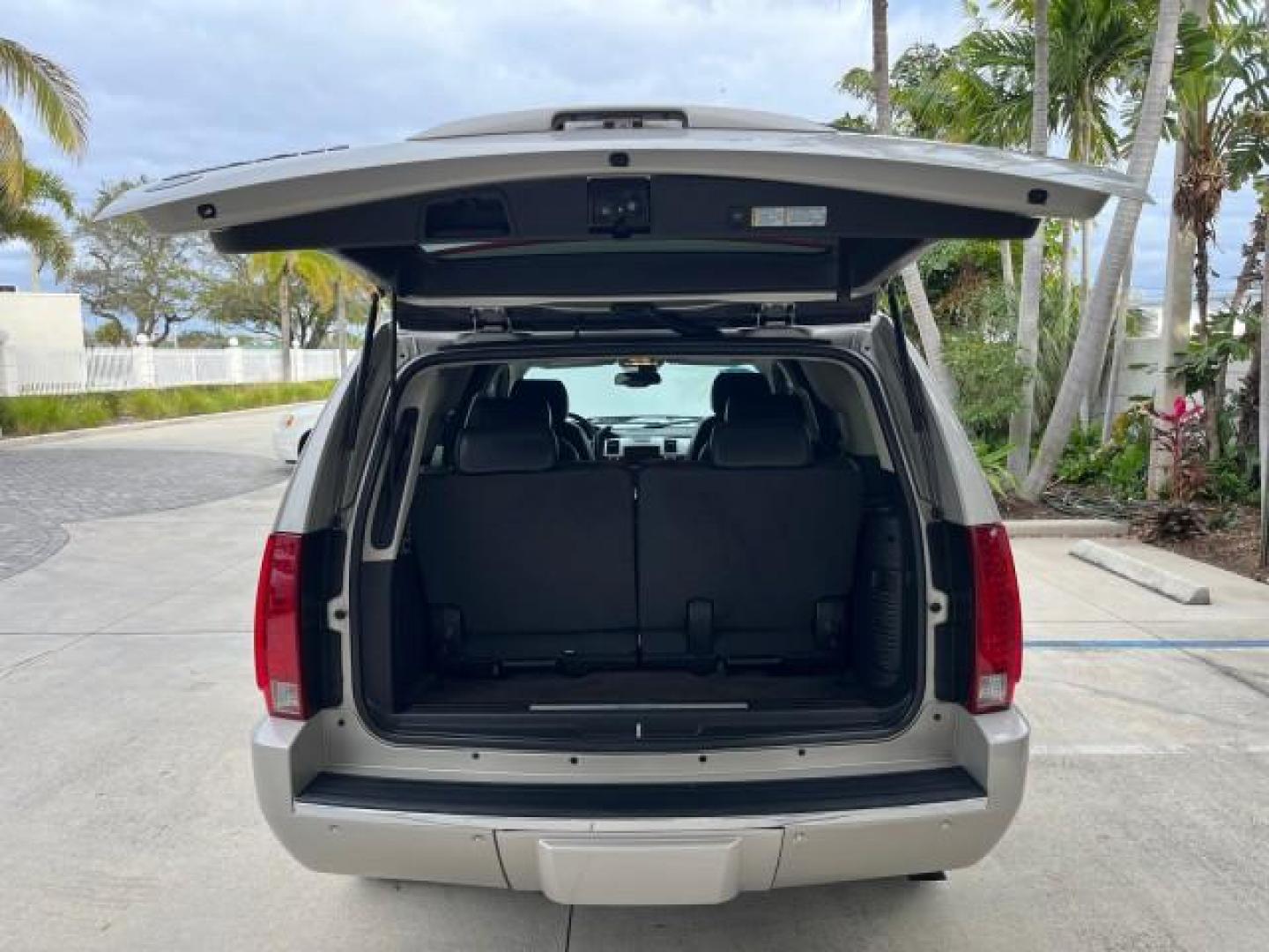 2007 Quicksilver /Ebony/Ebony Cadillac Escalade AWD SUNROOFLOW MILES 60,993 (1GYFK63877R) with an 6.2L Vortec 1000 VVT V8 SFI Engine engine, Automatic transmission, located at 4701 North Dixie Hwy, Pompano Beach, FL, 33064, (954) 422-2889, 26.240938, -80.123474 - 2007 CADILLAC ESCALADE NEW $ 59,100 ROAD READY VIN: 1GYFK63877R311160 NO ACCIDENTS NO RECALLS 4 DOOR WAGON/SPORT UTILITY LOW MILES 60,993 6.2L V8 6.2L V8 F ALL WHEEL DRIVE SUNROOF LEATHER SEATS GASOLINE 3 ROW LEATHER SEATS BLUETOOTH AWD ALL WHEEL DRIVE 20 SERVICE RECORDS PARKING SENSORS DUAL AC AWD - Photo#78