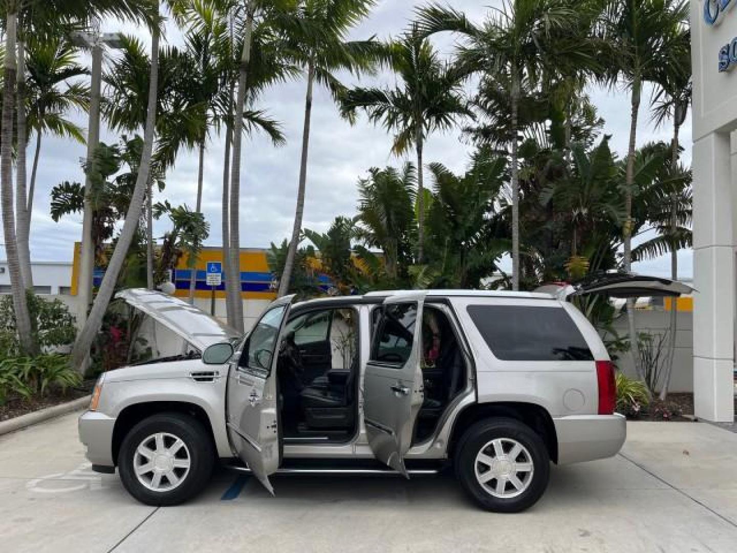 2007 Quicksilver /Ebony/Ebony Cadillac Escalade AWD SUNROOFLOW MILES 60,993 (1GYFK63877R) with an 6.2L Vortec 1000 VVT V8 SFI Engine engine, Automatic transmission, located at 4701 North Dixie Hwy, Pompano Beach, FL, 33064, (954) 422-2889, 26.240938, -80.123474 - 2007 CADILLAC ESCALADE NEW $ 59,100 ROAD READY VIN: 1GYFK63877R311160 NO ACCIDENTS NO RECALLS 4 DOOR WAGON/SPORT UTILITY LOW MILES 60,993 6.2L V8 6.2L V8 F ALL WHEEL DRIVE SUNROOF LEATHER SEATS GASOLINE 3 ROW LEATHER SEATS BLUETOOTH AWD ALL WHEEL DRIVE 20 SERVICE RECORDS PARKING SENSORS DUAL AC AWD - Photo#8