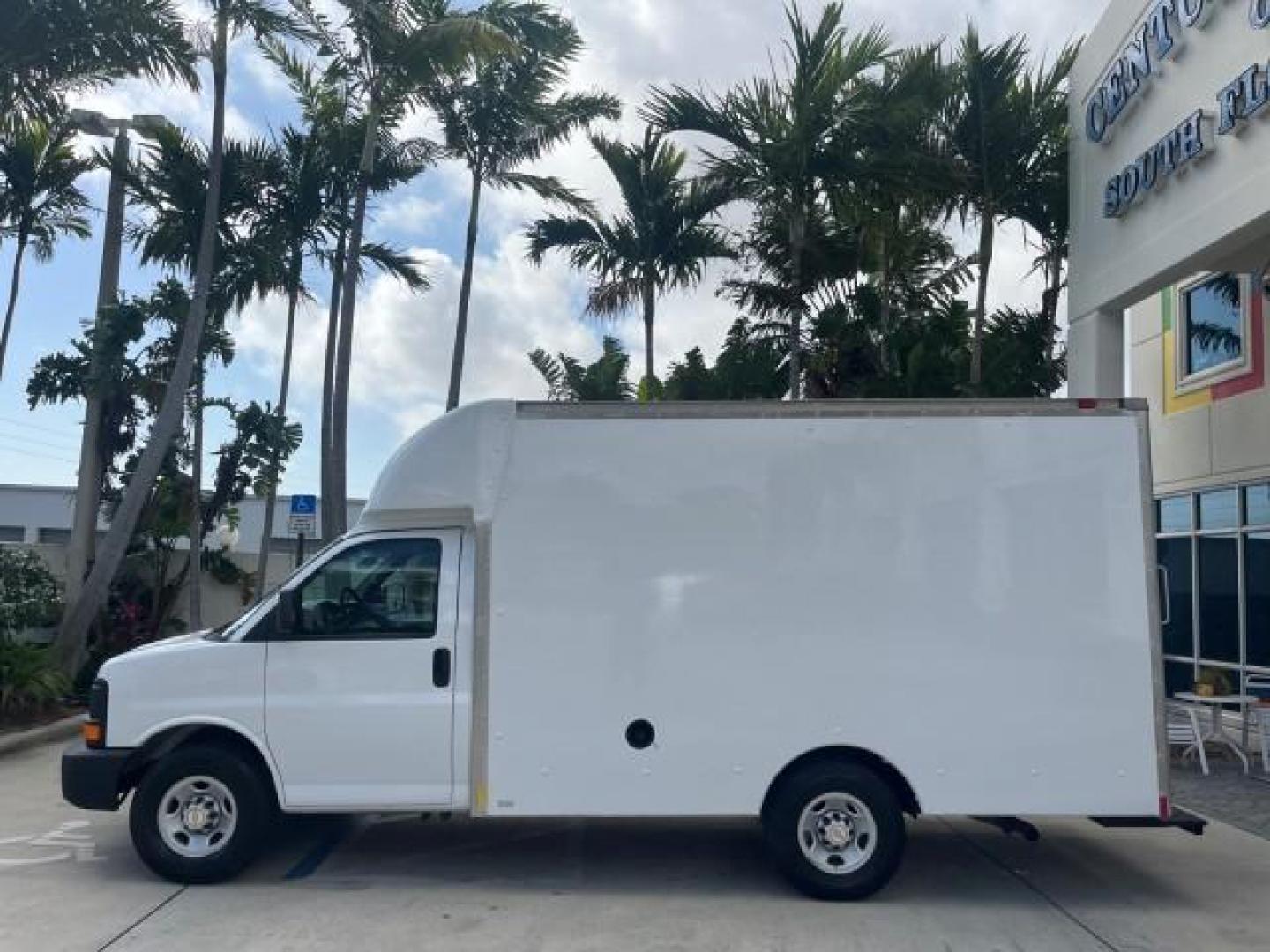 2004 Summit White /Neutral Chevrolet Express Commercial Cutaway 12 FT BOX TRUCK LOW MILES 46,503 (1GBHG31U741) with an 6.0L Vortec 6000 V8 SFI Engine engine, Automatic transmission, located at 4701 North Dixie Hwy, Pompano Beach, FL, 33064, (954) 422-2889, 26.240938, -80.123474 - 2004 CHEVROLET EXPRESS G3500 ROAD READY WORK READY VIN: 1GBHG31U741170863 FLORIDA OWNER 6.0L V8 CUTAWAY NO ACCIDENTS 6.0L V8 F NO RECALLS GASOLINE BRAND NEW TIRES 16 SERVICE RECORDS REAR WHEEL DRIVE VERY CLEAN LOW MILES 46,503 ABS Brakes AM/FM Stereo Air Conditioning Automatic Transmission Cruise Co - Photo#4