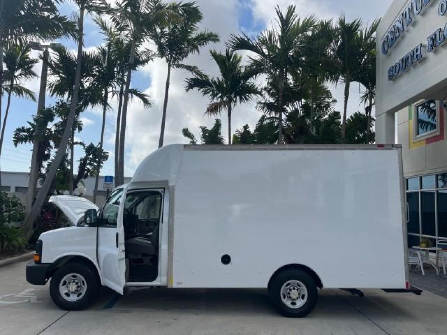 2004 Summit White /Neutral Chevrolet Express Commercial Cutaway 12 FT BOX TRUCK LOW MILES 46,503 (1GBHG31U741) with an 6.0L Vortec 6000 V8 SFI Engine engine, Automatic transmission, located at 4701 North Dixie Hwy, Pompano Beach, FL, 33064, (954) 422-2889, 26.240938, -80.123474 - 2004 CHEVROLET EXPRESS G3500 ROAD READY WORK READY VIN: 1GBHG31U741170863 FLORIDA OWNER 6.0L V8 CUTAWAY NO ACCIDENTS 6.0L V8 F NO RECALLS GASOLINE BRAND NEW TIRES 16 SERVICE RECORDS REAR WHEEL DRIVE VERY CLEAN LOW MILES 46,503 ABS Brakes AM/FM Stereo Air Conditioning Automatic Transmission Cruise Co - Photo#8