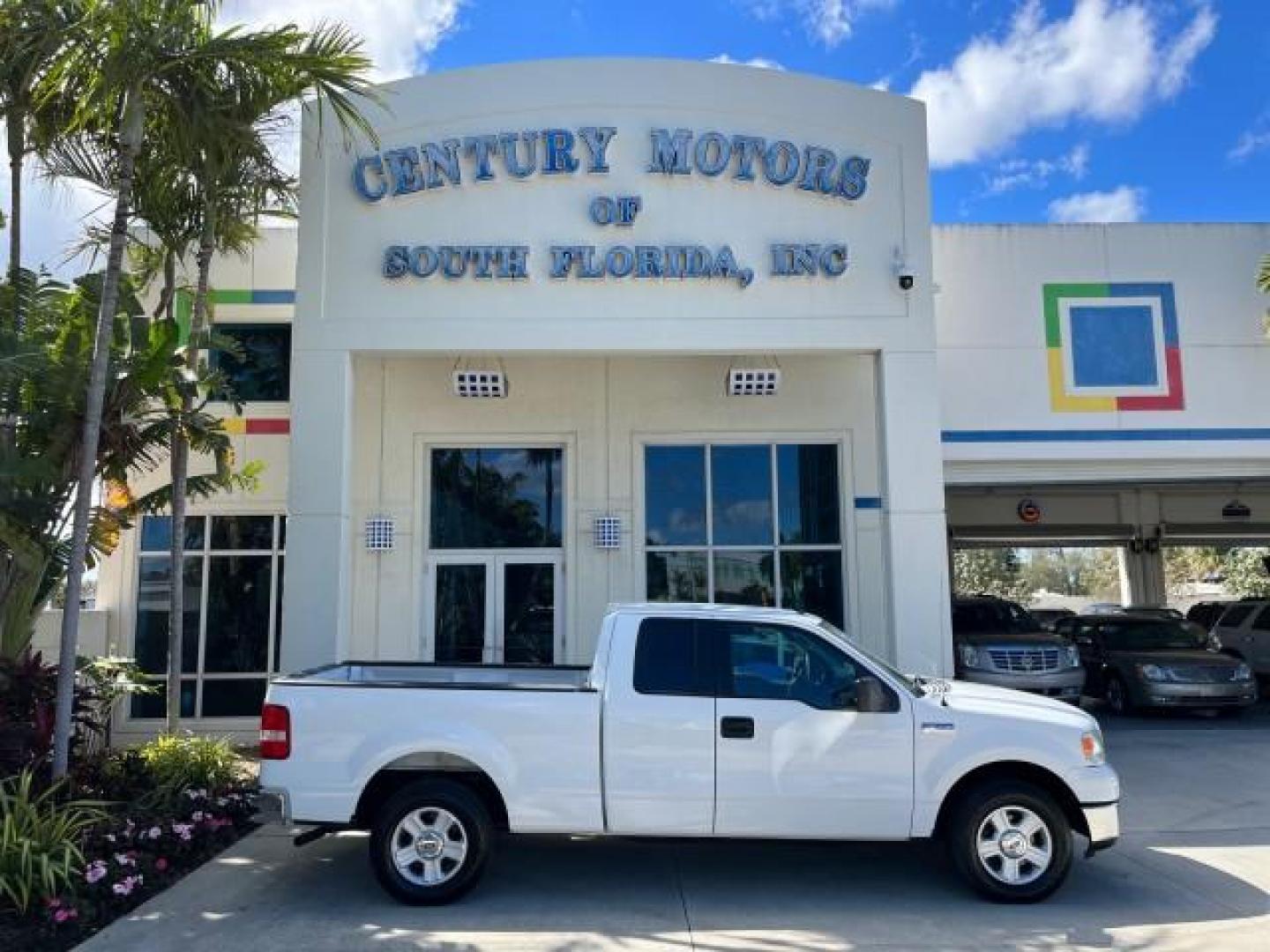 2006 Oxford White /Black Ford F-150 4 DR XLT LOW MILES 54,821 (1FTPX12526N) with an 5.4L 3v EFI V8 Engine engine, Automatic transmission, located at 4701 North Dixie Hwy, Pompano Beach, FL, 33064, (954) 422-2889, 26.240938, -80.123474 - 2006 FORD F-150 CREW CAB NEW $32,650 ROAD READY VIN: 1FTPX12526NB58621 NO ACCIDENTS NO RECALLS 4 DOOR EXTENDED CAB PICKUP LOW MILES 54,821 5.4L V8 5.4L V8 F SOHC 7 SERVICE RECORDS GASOLINE BLUETOOTH REAR WHEEL DRIVE POWER MIRRORS 6.7 FT BED AM/FM Stereo Air Conditioning Alloy Wheels Automatic Transm - Photo#0