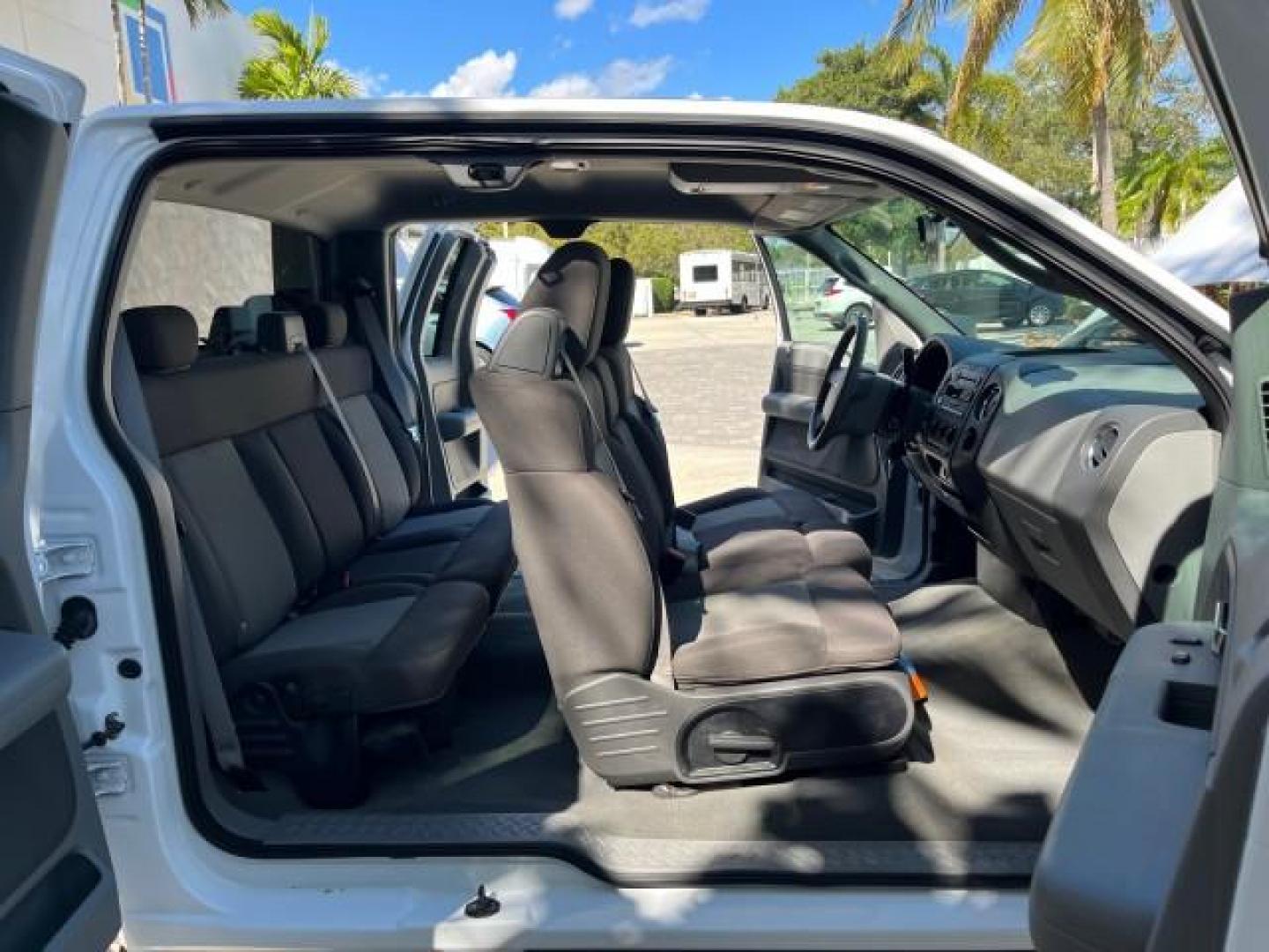 2006 Oxford White /Black Ford F-150 4 DR XLT LOW MILES 54,821 (1FTPX12526N) with an 5.4L 3v EFI V8 Engine engine, Automatic transmission, located at 4701 North Dixie Hwy, Pompano Beach, FL, 33064, (954) 422-2889, 26.240938, -80.123474 - 2006 FORD F-150 CREW CAB NEW $32,650 ROAD READY VIN: 1FTPX12526NB58621 NO ACCIDENTS NO RECALLS 4 DOOR EXTENDED CAB PICKUP LOW MILES 54,821 5.4L V8 5.4L V8 F SOHC 7 SERVICE RECORDS GASOLINE BLUETOOTH REAR WHEEL DRIVE POWER MIRRORS 6.7 FT BED AM/FM Stereo Air Conditioning Alloy Wheels Automatic Transm - Photo#12