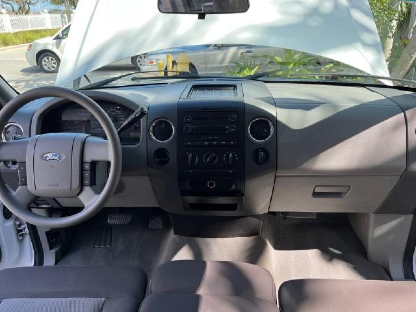 2006 Oxford White /Black Ford F-150 4 DR XLT LOW MILES 54,821 (1FTPX12526N) with an 5.4L 3v EFI V8 Engine engine, Automatic transmission, located at 4701 North Dixie Hwy, Pompano Beach, FL, 33064, (954) 422-2889, 26.240938, -80.123474 - 2006 FORD F-150 CREW CAB NEW $32,650 ROAD READY VIN: 1FTPX12526NB58621 NO ACCIDENTS NO RECALLS 4 DOOR EXTENDED CAB PICKUP LOW MILES 54,821 5.4L V8 5.4L V8 F SOHC 7 SERVICE RECORDS GASOLINE BLUETOOTH REAR WHEEL DRIVE POWER MIRRORS 6.7 FT BED AM/FM Stereo Air Conditioning Alloy Wheels Automatic Transm - Photo#33