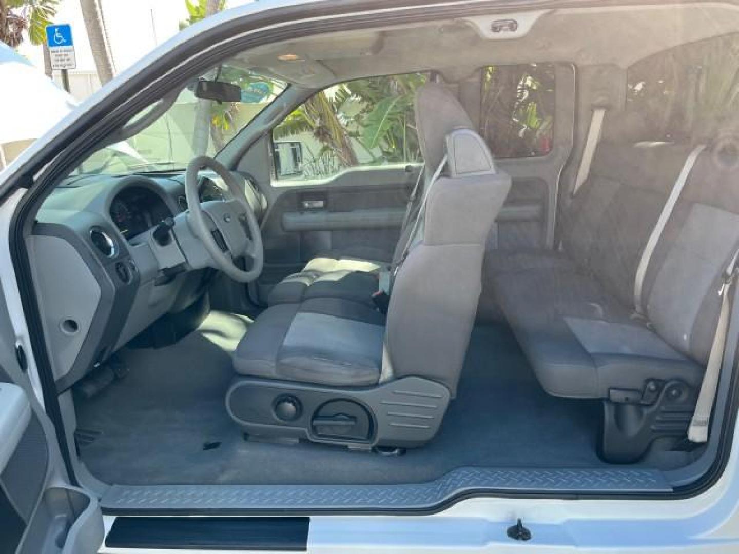 2006 Oxford White /Black Ford F-150 4 DR XLT LOW MILES 54,821 (1FTPX12526N) with an 5.4L 3v EFI V8 Engine engine, Automatic transmission, located at 4701 North Dixie Hwy, Pompano Beach, FL, 33064, (954) 422-2889, 26.240938, -80.123474 - 2006 FORD F-150 CREW CAB NEW $32,650 ROAD READY VIN: 1FTPX12526NB58621 NO ACCIDENTS NO RECALLS 4 DOOR EXTENDED CAB PICKUP LOW MILES 54,821 5.4L V8 5.4L V8 F SOHC 7 SERVICE RECORDS GASOLINE BLUETOOTH REAR WHEEL DRIVE POWER MIRRORS 6.7 FT BED AM/FM Stereo Air Conditioning Alloy Wheels Automatic Transm - Photo#40