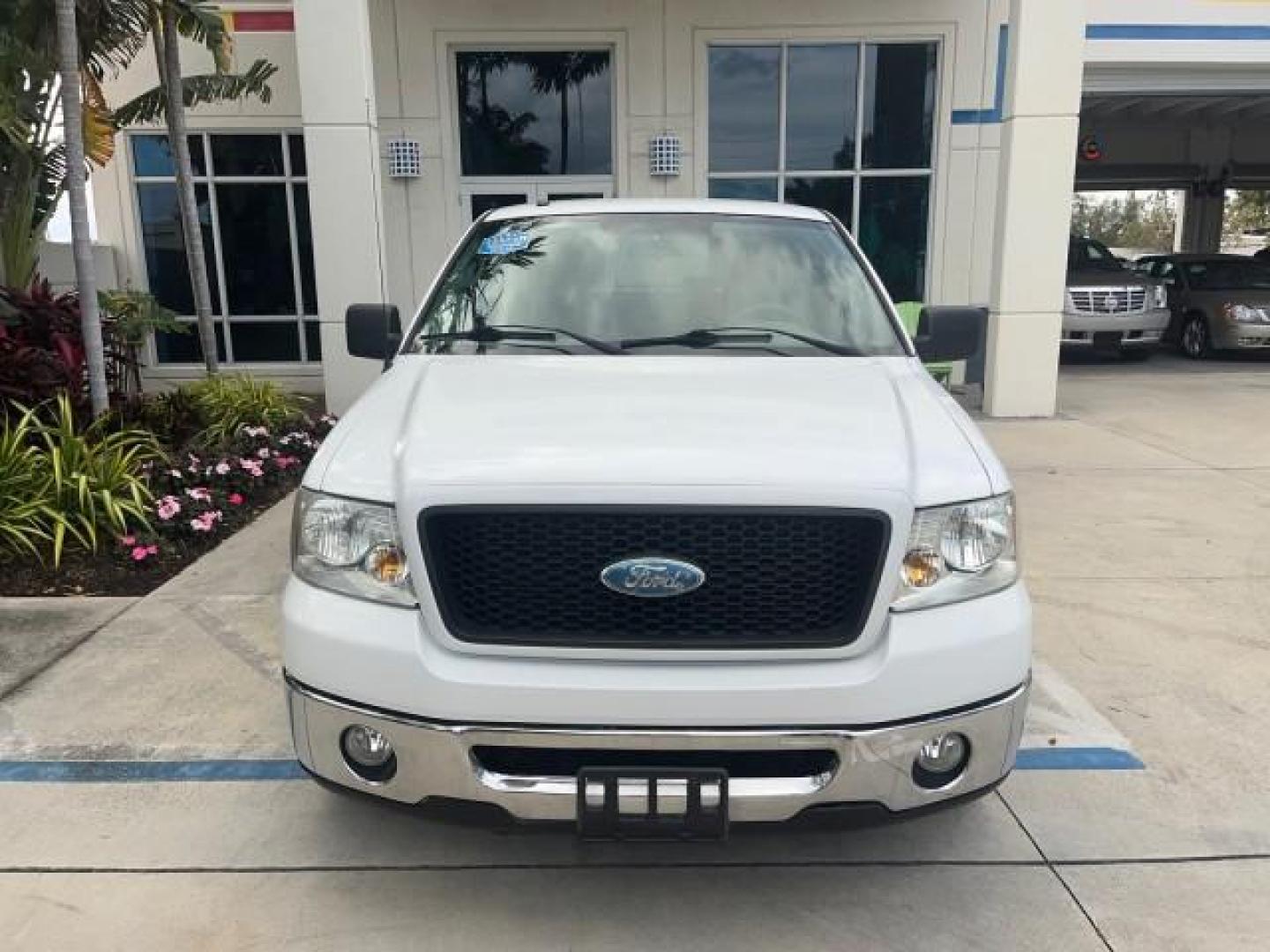 2006 Oxford White /Black Ford F-150 4 DR XLT LOW MILES 54,821 (1FTPX12526N) with an 5.4L 3v EFI V8 Engine engine, Automatic transmission, located at 4701 North Dixie Hwy, Pompano Beach, FL, 33064, (954) 422-2889, 26.240938, -80.123474 - 2006 FORD F-150 CREW CAB NEW $32,650 ROAD READY VIN: 1FTPX12526NB58621 NO ACCIDENTS NO RECALLS 4 DOOR EXTENDED CAB PICKUP LOW MILES 54,821 5.4L V8 5.4L V8 F SOHC 7 SERVICE RECORDS GASOLINE BLUETOOTH REAR WHEEL DRIVE POWER MIRRORS 6.7 FT BED AM/FM Stereo Air Conditioning Alloy Wheels Automatic Transm - Photo#74