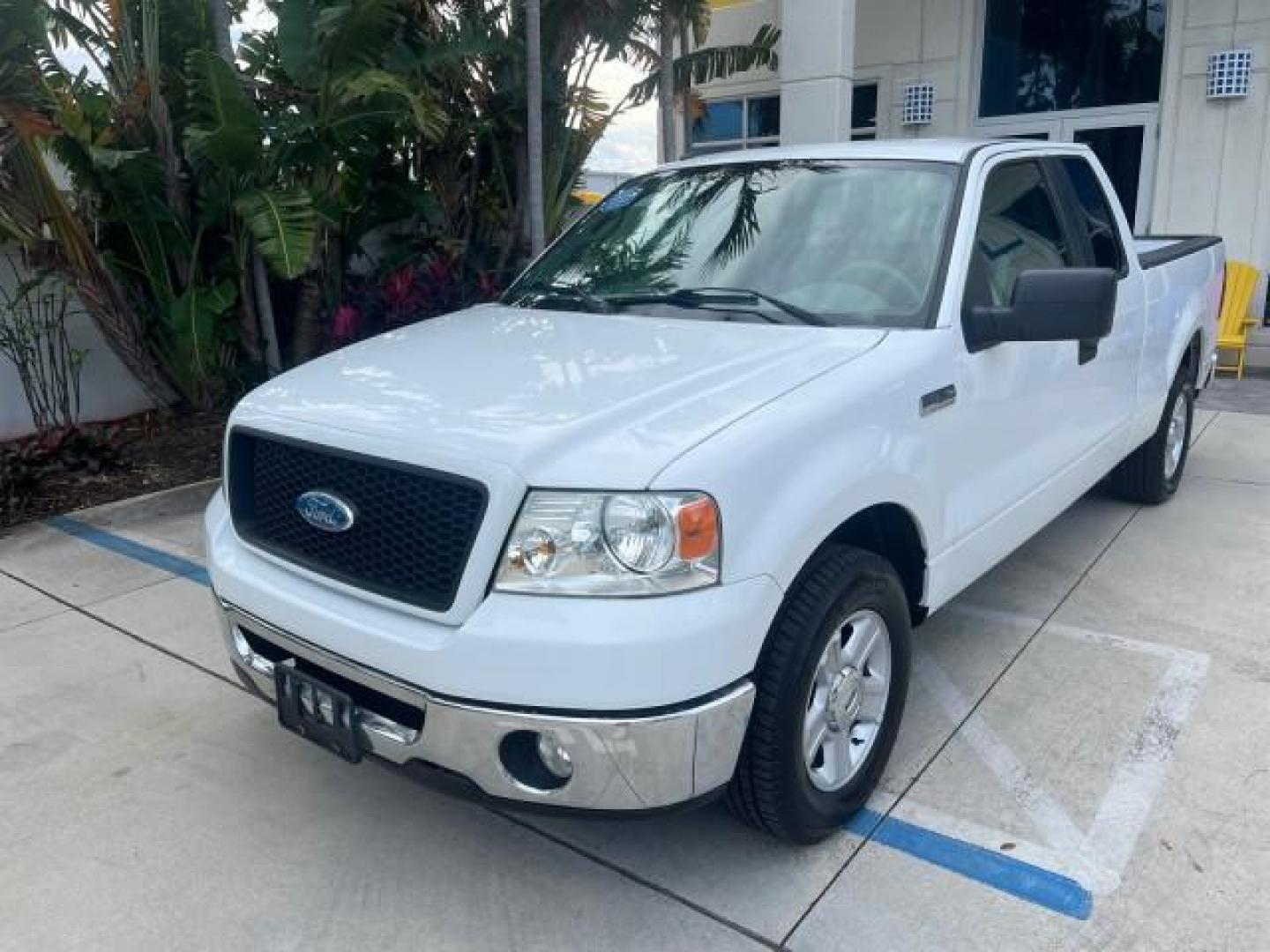 2006 Oxford White /Black Ford F-150 4 DR XLT LOW MILES 54,821 (1FTPX12526N) with an 5.4L 3v EFI V8 Engine engine, Automatic transmission, located at 4701 North Dixie Hwy, Pompano Beach, FL, 33064, (954) 422-2889, 26.240938, -80.123474 - 2006 FORD F-150 CREW CAB NEW $32,650 ROAD READY VIN: 1FTPX12526NB58621 NO ACCIDENTS NO RECALLS 4 DOOR EXTENDED CAB PICKUP LOW MILES 54,821 5.4L V8 5.4L V8 F SOHC 7 SERVICE RECORDS GASOLINE BLUETOOTH REAR WHEEL DRIVE POWER MIRRORS 6.7 FT BED AM/FM Stereo Air Conditioning Alloy Wheels Automatic Transm - Photo#77