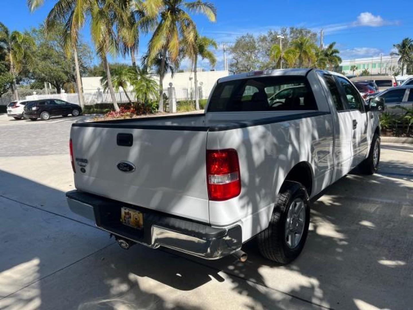 2006 Oxford White /Black Ford F-150 4 DR XLT LOW MILES 54,821 (1FTPX12526N) with an 5.4L 3v EFI V8 Engine engine, Automatic transmission, located at 4701 North Dixie Hwy, Pompano Beach, FL, 33064, (954) 422-2889, 26.240938, -80.123474 - 2006 FORD F-150 CREW CAB NEW $32,650 ROAD READY VIN: 1FTPX12526NB58621 NO ACCIDENTS NO RECALLS 4 DOOR EXTENDED CAB PICKUP LOW MILES 54,821 5.4L V8 5.4L V8 F SOHC 7 SERVICE RECORDS GASOLINE BLUETOOTH REAR WHEEL DRIVE POWER MIRRORS 6.7 FT BED AM/FM Stereo Air Conditioning Alloy Wheels Automatic Transm - Photo#7