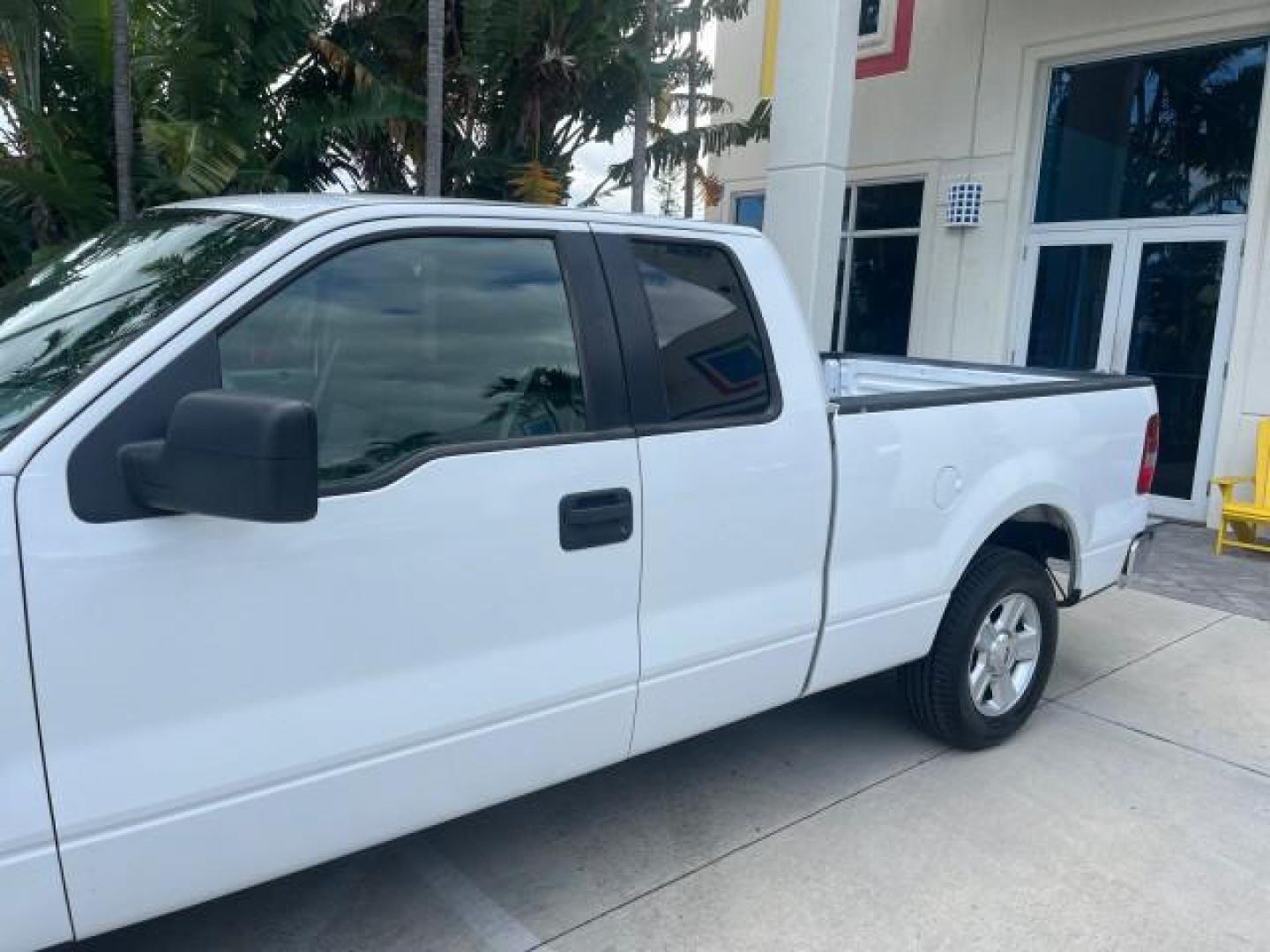 2006 Oxford White /Black Ford F-150 4 DR XLT LOW MILES 54,821 (1FTPX12526N) with an 5.4L 3v EFI V8 Engine engine, Automatic transmission, located at 4701 North Dixie Hwy, Pompano Beach, FL, 33064, (954) 422-2889, 26.240938, -80.123474 - 2006 FORD F-150 CREW CAB NEW $32,650 ROAD READY VIN: 1FTPX12526NB58621 NO ACCIDENTS NO RECALLS 4 DOOR EXTENDED CAB PICKUP LOW MILES 54,821 5.4L V8 5.4L V8 F SOHC 7 SERVICE RECORDS GASOLINE BLUETOOTH REAR WHEEL DRIVE POWER MIRRORS 6.7 FT BED AM/FM Stereo Air Conditioning Alloy Wheels Automatic Transm - Photo#87