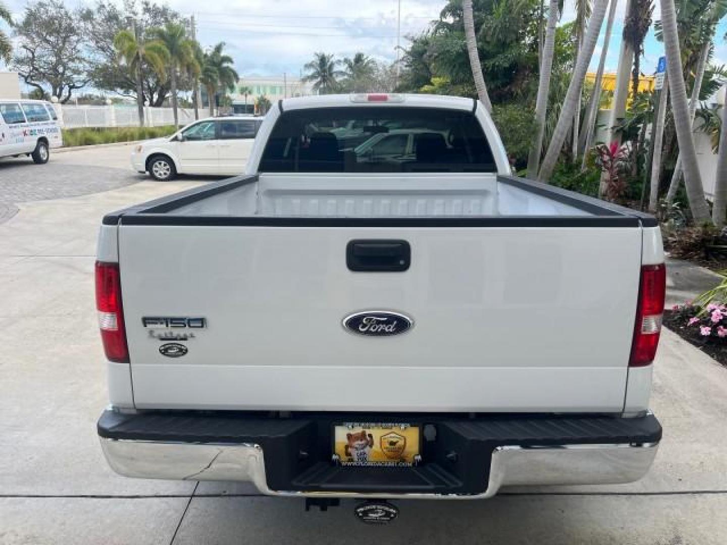 2006 Oxford White /Black Ford F-150 4 DR XLT LOW MILES 54,821 (1FTPX12526N) with an 5.4L 3v EFI V8 Engine engine, Automatic transmission, located at 4701 North Dixie Hwy, Pompano Beach, FL, 33064, (954) 422-2889, 26.240938, -80.123474 - 2006 FORD F-150 CREW CAB NEW $32,650 ROAD READY VIN: 1FTPX12526NB58621 NO ACCIDENTS NO RECALLS 4 DOOR EXTENDED CAB PICKUP LOW MILES 54,821 5.4L V8 5.4L V8 F SOHC 7 SERVICE RECORDS GASOLINE BLUETOOTH REAR WHEEL DRIVE POWER MIRRORS 6.7 FT BED AM/FM Stereo Air Conditioning Alloy Wheels Automatic Transm - Photo#97