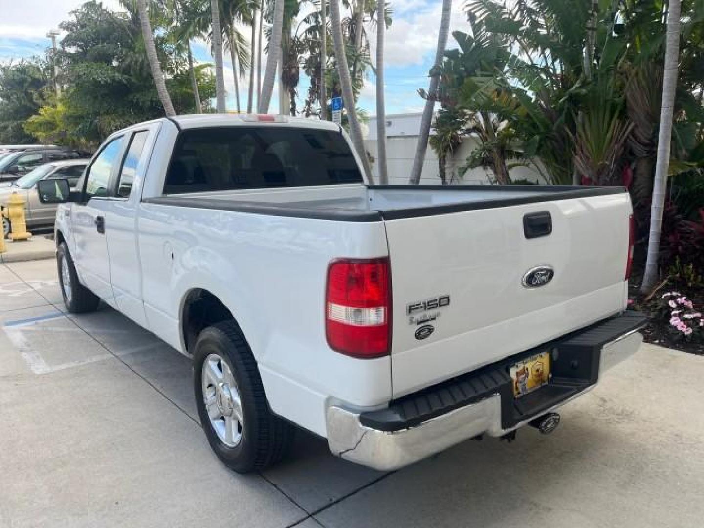 2006 Oxford White /Black Ford F-150 4 DR XLT LOW MILES 54,821 (1FTPX12526N) with an 5.4L 3v EFI V8 Engine engine, Automatic transmission, located at 4701 North Dixie Hwy, Pompano Beach, FL, 33064, (954) 422-2889, 26.240938, -80.123474 - 2006 FORD F-150 CREW CAB NEW $32,650 ROAD READY VIN: 1FTPX12526NB58621 NO ACCIDENTS NO RECALLS 4 DOOR EXTENDED CAB PICKUP LOW MILES 54,821 5.4L V8 5.4L V8 F SOHC 7 SERVICE RECORDS GASOLINE BLUETOOTH REAR WHEEL DRIVE POWER MIRRORS 6.7 FT BED AM/FM Stereo Air Conditioning Alloy Wheels Automatic Transm - Photo#98