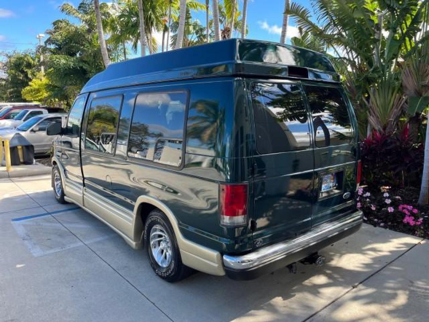 1999 Emerald Green Metallic /Medium Graphite Ford Econoline CONVERSION Van 1 FL LOW MILES 84,946 (1FDRE14L1XH) with an 5.4L SOHC SEFI V8 Triton Engine engine, Automatic transmission, located at 4701 North Dixie Hwy, Pompano Beach, FL, 33064, (954) 422-2889, 26.240938, -80.123474 - 1999 FORD ECONOLINE E150 ROAD READY TRAVEL READY VIN: 1FDRE14L1XHB78994 NO ACCIDENTS TV WITH VCR VAN NO RECALLS 5.4L V8 F SOHC 16V 1 OWNER FLORIDA 5.4L V8 GASOLINE STARCRAFT CONVERSION LOW MILES 84,946 REAR WHEEL DRIVE POWER LEATHER SEATS POPWER MIRRORS ABS Brakes AM/FM Stereo Air Conditioning Alloy - Photo#5