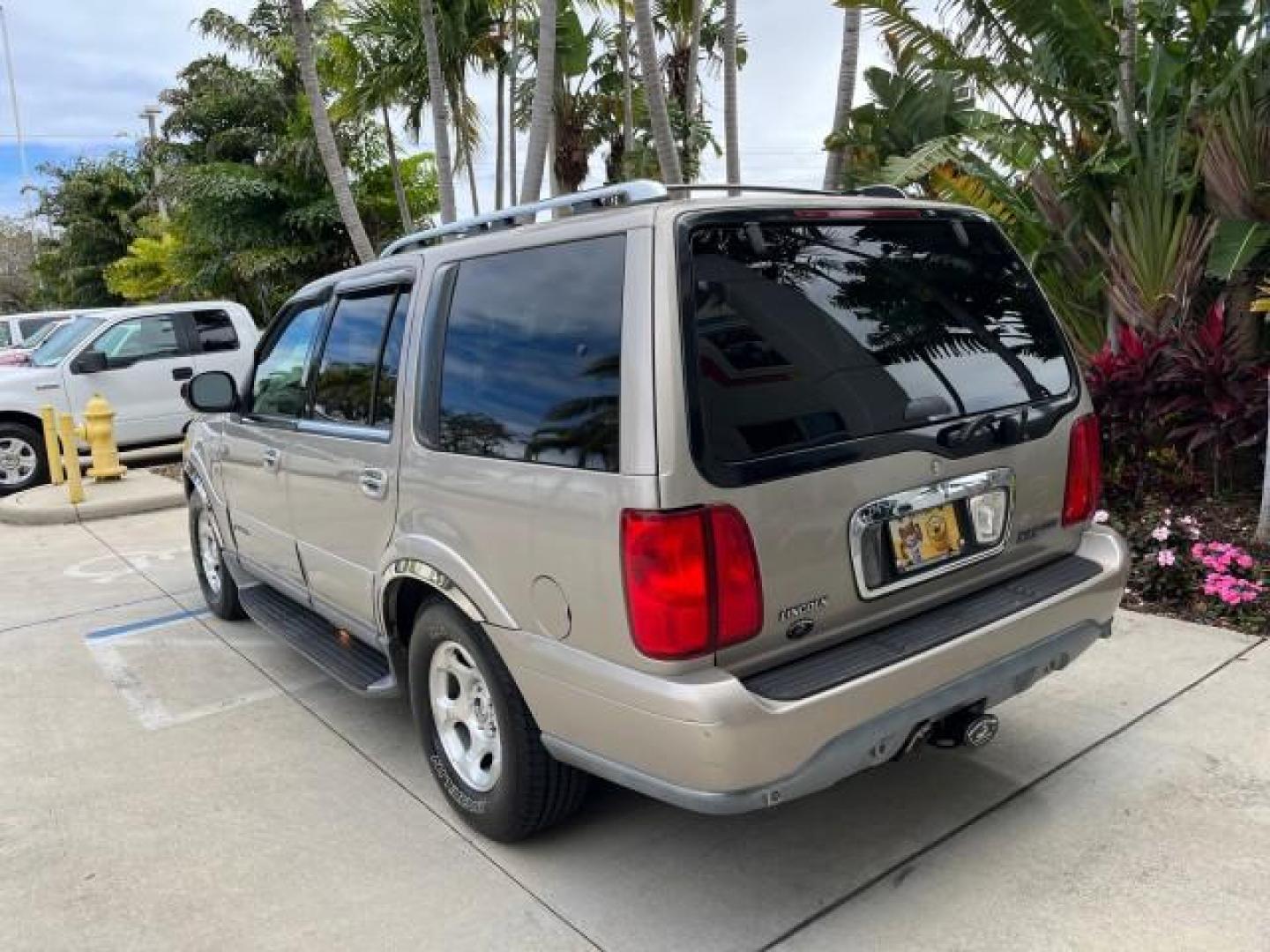 2001 Mineral Grey Metallic /Medium Graphite Lincoln Navigator LOW MILES 60,720 (5LMEU27AX1L) with an 5.4L DOHC 32-Valve V8 Intech Engine engine, Automatic transmission, located at 4701 North Dixie Hwy, Pompano Beach, FL, 33064, (954) 422-2889, 26.240938, -80.123474 - 2001 LINCOLN NAVIGATOR NEW $ 45,395 ROAD READY VIN: 5LMEU27AX1LJ06792 NO ACCIDENTS NO RECALLS 4 DOOR WAGON/SPORT UTILITY LOW MILES 60,720 5.4L V8 5.4L V8 F DOHC POWER LEATHER SEATS 3 ROW GASOLINE 27 SERVICE RECORDS REAR WHEEL DRIVE BACK UP SENSORS POWER MIRRORS DUAL AC Air Suspension Alloy Wheels An - Photo#5