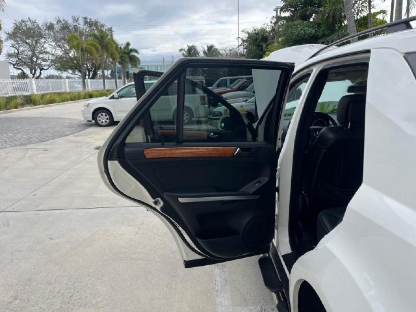 2006 Alabaster White /Black Mercedes-Benz M-Class AWD 3.5L ONLY 50,830 (4JGBB86E46A) with an 3.5L SMPI DOHC 24-Valve V6 Engine engine, Automatic transmission, located at 4701 North Dixie Hwy, Pompano Beach, FL, 33064, (954) 422-2889, 26.240938, -80.123474 - OUR WEBPAGE FLORIDACARS1.COM HAS OVER 100 PHOTOS AND FREE CARFAX LINK 2006 MERCEDES-BENZ M-CLASS ML 350 NEW $ 57,810 ROAD READY VIN: 4JGBB86E46A006936 LOW MILES 50,830 3.5L V6 4 DOOR WAGON/SPORT UTILITY NO ACCIDENTS FLORIDA OWNER 3.5L V6 F DOHC 24V POWER SUNROOF/MIRRORS GASOLINE DUAL AC POWER LEATHE - Photo#13