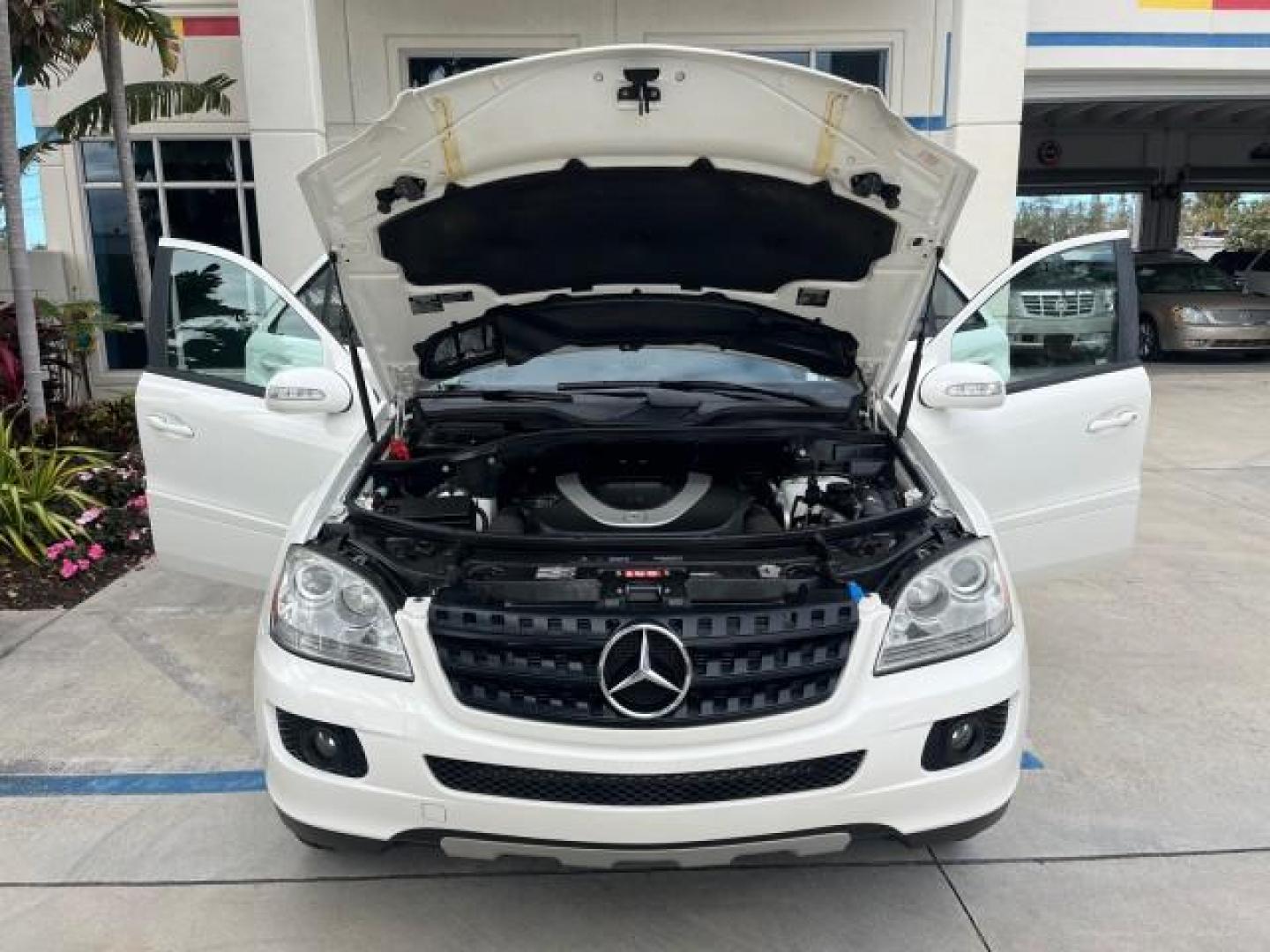 2006 Alabaster White /Black Mercedes-Benz M-Class AWD 3.5L ONLY 50,830 (4JGBB86E46A) with an 3.5L SMPI DOHC 24-Valve V6 Engine engine, Automatic transmission, located at 4701 North Dixie Hwy, Pompano Beach, FL, 33064, (954) 422-2889, 26.240938, -80.123474 - OUR WEBPAGE FLORIDACARS1.COM HAS OVER 100 PHOTOS AND FREE CARFAX LINK 2006 MERCEDES-BENZ M-CLASS ML 350 NEW $ 57,810 ROAD READY VIN: 4JGBB86E46A006936 LOW MILES 50,830 3.5L V6 4 DOOR WAGON/SPORT UTILITY NO ACCIDENTS FLORIDA OWNER 3.5L V6 F DOHC 24V POWER SUNROOF/MIRRORS GASOLINE DUAL AC POWER LEATHE - Photo#16