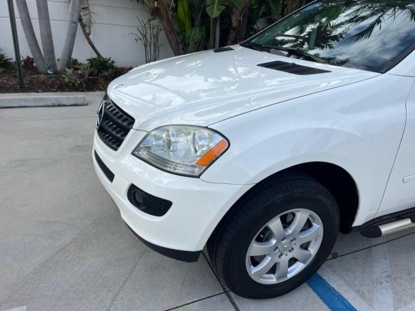 2006 Alabaster White /Black Mercedes-Benz M-Class AWD 3.5L ONLY 50,830 (4JGBB86E46A) with an 3.5L SMPI DOHC 24-Valve V6 Engine engine, Automatic transmission, located at 4701 North Dixie Hwy, Pompano Beach, FL, 33064, (954) 422-2889, 26.240938, -80.123474 - OUR WEBPAGE FLORIDACARS1.COM HAS OVER 100 PHOTOS AND FREE CARFAX LINK 2006 MERCEDES-BENZ M-CLASS ML 350 NEW $ 57,810 ROAD READY VIN: 4JGBB86E46A006936 LOW MILES 50,830 3.5L V6 4 DOOR WAGON/SPORT UTILITY NO ACCIDENTS FLORIDA OWNER 3.5L V6 F DOHC 24V POWER SUNROOF/MIRRORS GASOLINE DUAL AC POWER LEATHE - Photo#83