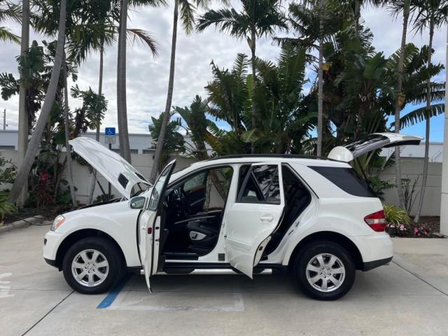 2006 Alabaster White /Black Mercedes-Benz M-Class AWD 3.5L ONLY 50,830 (4JGBB86E46A) with an 3.5L SMPI DOHC 24-Valve V6 Engine engine, Automatic transmission, located at 4701 North Dixie Hwy, Pompano Beach, FL, 33064, (954) 422-2889, 26.240938, -80.123474 - OUR WEBPAGE FLORIDACARS1.COM HAS OVER 100 PHOTOS AND FREE CARFAX LINK 2006 MERCEDES-BENZ M-CLASS ML 350 NEW $ 57,810 ROAD READY VIN: 4JGBB86E46A006936 LOW MILES 50,830 3.5L V6 4 DOOR WAGON/SPORT UTILITY NO ACCIDENTS FLORIDA OWNER 3.5L V6 F DOHC 24V POWER SUNROOF/MIRRORS GASOLINE DUAL AC POWER LEATHE - Photo#8