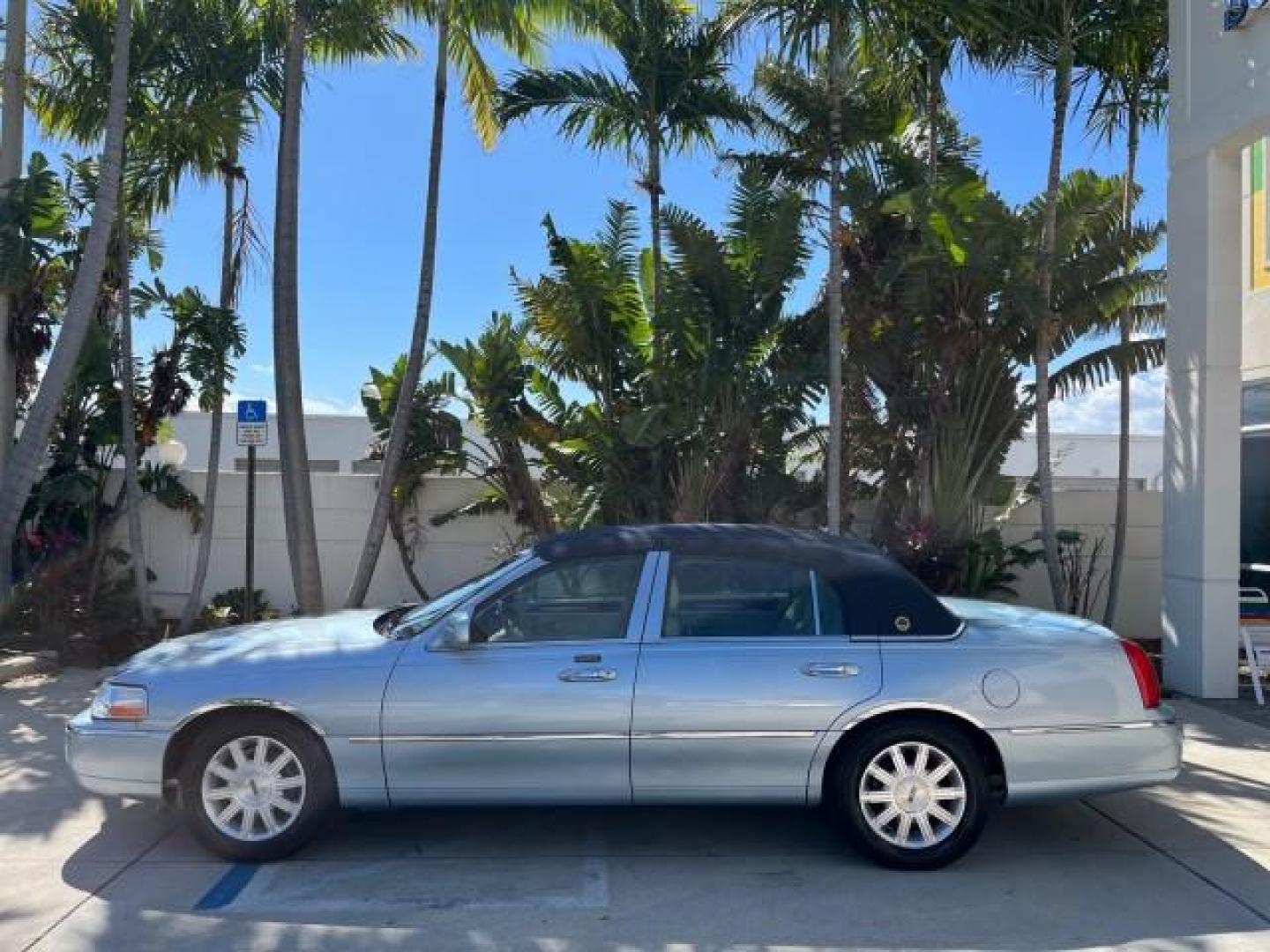 2008 Light Ice Blue Metallic /Light Camel Lincoln Town Car Limited LOW MILES 27,024 (2LNHM82V68X) with an 4.6L SOHC FFV V8 Engine engine, Automatic transmission, located at 4701 North Dixie Hwy, Pompano Beach, FL, 33064, (954) 422-2889, 26.240938, -80.123474 - 2008 LINCOLN TOWN CAR SIGNATURE LIMITED NEW $ 45,985 ROAD READY VIN: 2LNHM82V68X642584 NO ACCIDENTS NO RECALLS SEDAN 4 DR $5000 PKG PALM BEACH EDITION 8 SERVICE RECORDS 4.6L V8 F SOHC PARKING SENSORS POWER LEATHER SEATS FLEX FUEL DUAL ZONE AC POWER MIRRORS 4.6L V8 REAR WHEEL DRIVE SIGNATURE LIMITED - Photo#4