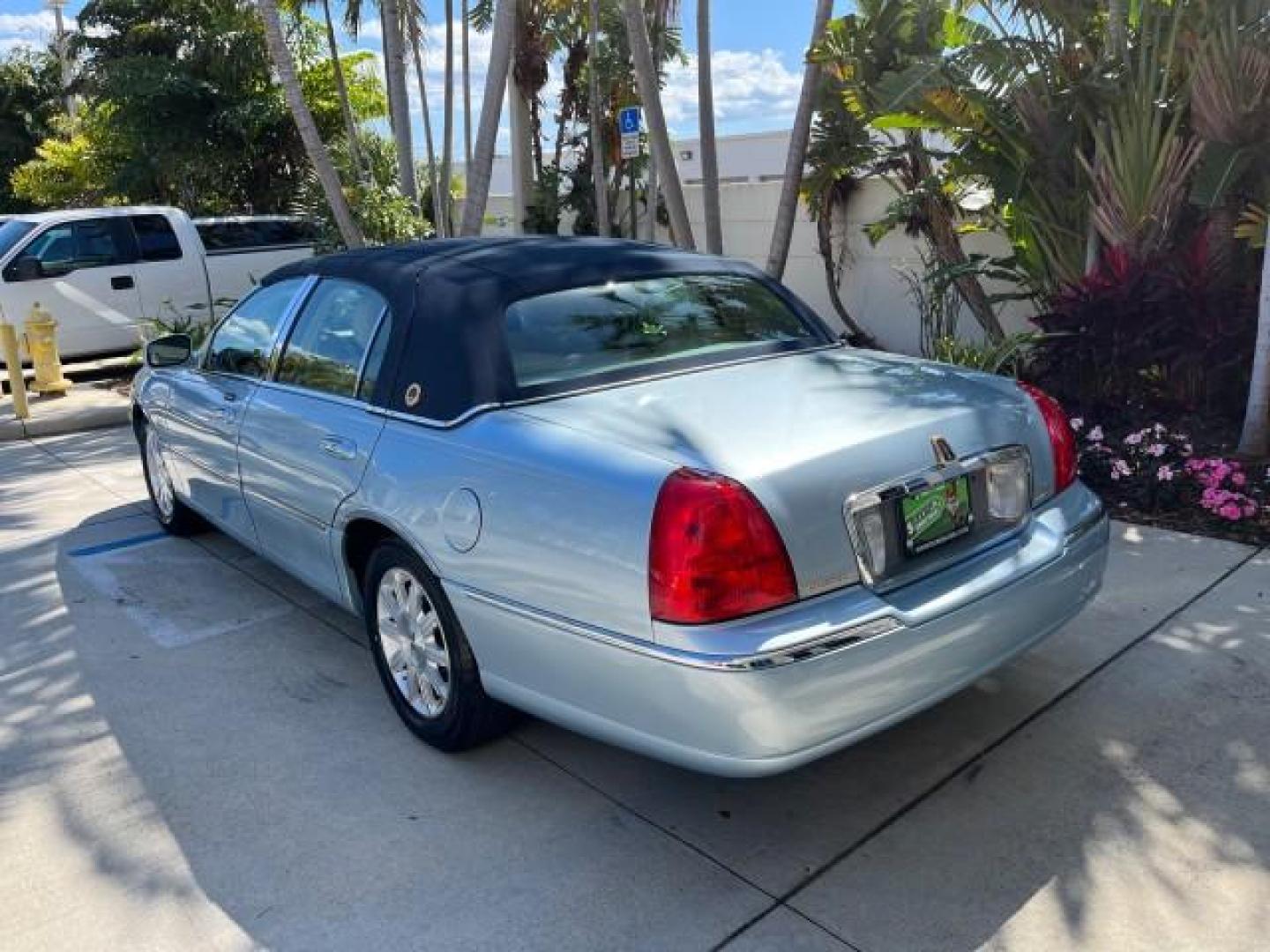 2008 Light Ice Blue Metallic /Light Camel Lincoln Town Car Limited LOW MILES 27,024 (2LNHM82V68X) with an 4.6L SOHC FFV V8 Engine engine, Automatic transmission, located at 4701 North Dixie Hwy, Pompano Beach, FL, 33064, (954) 422-2889, 26.240938, -80.123474 - 2008 LINCOLN TOWN CAR SIGNATURE LIMITED NEW $ 45,985 ROAD READY VIN: 2LNHM82V68X642584 NO ACCIDENTS NO RECALLS SEDAN 4 DR $5000 PKG PALM BEACH EDITION 8 SERVICE RECORDS 4.6L V8 F SOHC PARKING SENSORS POWER LEATHER SEATS FLEX FUEL DUAL ZONE AC POWER MIRRORS 4.6L V8 REAR WHEEL DRIVE SIGNATURE LIMITED - Photo#5