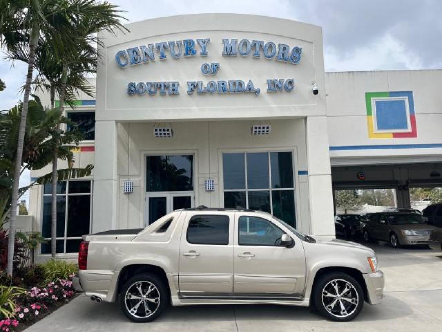 2007 Gold Mist Metallic /Ebony/Light Cashmere Chevrolet Avalanche LT w/1LT LOW MILES 59,362 (3GNEC12067G) with an 5.3L Vortec 1000 V8 SFI Flex-Fuel Engine engine, Automatic transmission, located at 4701 North Dixie Hwy, Pompano Beach, FL, 33064, (954) 422-2889, 26.240938, -80.123474 - 2007 CHEVROLET AVALANCHE LT 1500 NEW $ 35,015 ROAD READY VIN: 3GNEC12067G302213 SUNROOF NO ACCIDENTS NO RECALLS SPORT PICKUP DVD FLORIDA OWNER 5.3L V8 5.3L V8 F POWER LEATHER SEATS 6 SERVICE RECORDS FLEX FUEL 5,3 FT BED NAVIGATION BLUETOOTH REAR WHEEL DRIVE DUAL ZONE AC BACK UP CAMERA/SENSORS 5.3' B - Photo#0