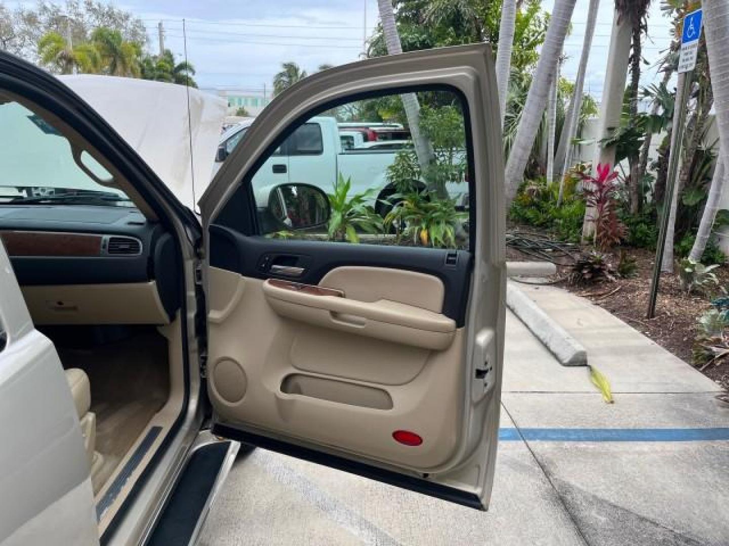 2007 Gold Mist Metallic /Ebony/Light Cashmere Chevrolet Avalanche LT w/1LT LOW MILES 59,362 (3GNEC12067G) with an 5.3L Vortec 1000 V8 SFI Flex-Fuel Engine engine, Automatic transmission, located at 4701 North Dixie Hwy, Pompano Beach, FL, 33064, (954) 422-2889, 26.240938, -80.123474 - 2007 CHEVROLET AVALANCHE LT 1500 NEW $ 35,015 ROAD READY VIN: 3GNEC12067G302213 SUNROOF NO ACCIDENTS NO RECALLS SPORT PICKUP DVD FLORIDA OWNER 5.3L V8 5.3L V8 F POWER LEATHER SEATS 6 SERVICE RECORDS FLEX FUEL 5,3 FT BED NAVIGATION BLUETOOTH REAR WHEEL DRIVE DUAL ZONE AC BACK UP CAMERA/SENSORS 5.3' B - Photo#12