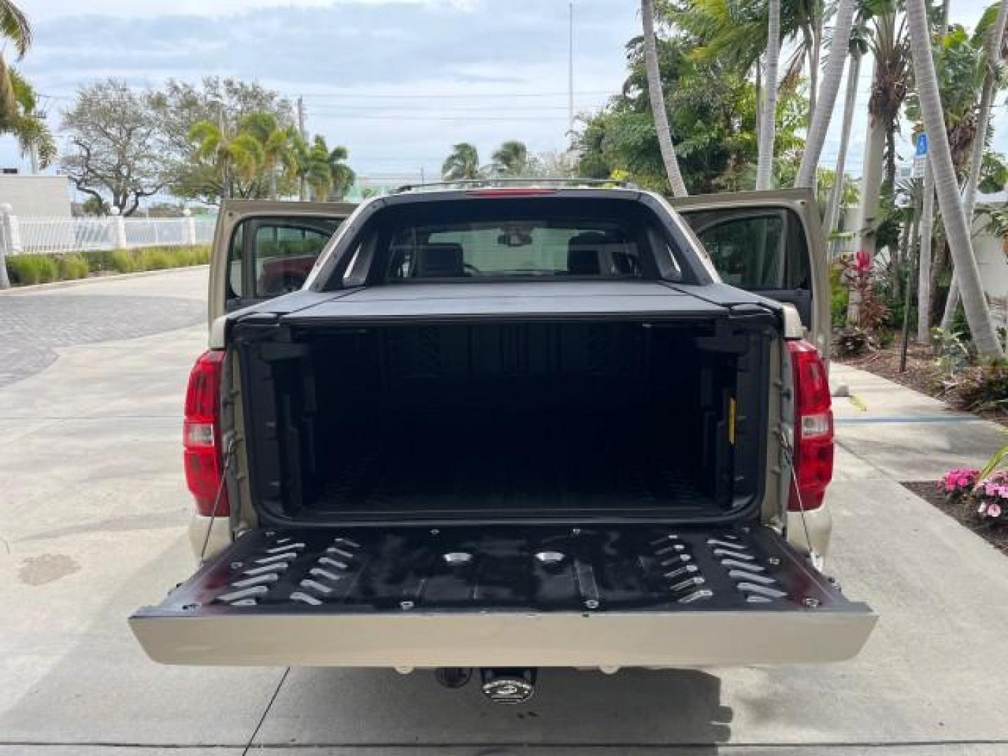 2007 Gold Mist Metallic /Ebony/Light Cashmere Chevrolet Avalanche LT w/1LT LOW MILES 59,362 (3GNEC12067G) with an 5.3L Vortec 1000 V8 SFI Flex-Fuel Engine engine, Automatic transmission, located at 4701 North Dixie Hwy, Pompano Beach, FL, 33064, (954) 422-2889, 26.240938, -80.123474 - 2007 CHEVROLET AVALANCHE LT 1500 NEW $ 35,015 ROAD READY VIN: 3GNEC12067G302213 SUNROOF NO ACCIDENTS NO RECALLS SPORT PICKUP DVD FLORIDA OWNER 5.3L V8 5.3L V8 F POWER LEATHER SEATS 6 SERVICE RECORDS FLEX FUEL 5,3 FT BED NAVIGATION BLUETOOTH REAR WHEEL DRIVE DUAL ZONE AC BACK UP CAMERA/SENSORS 5.3' B - Photo#15