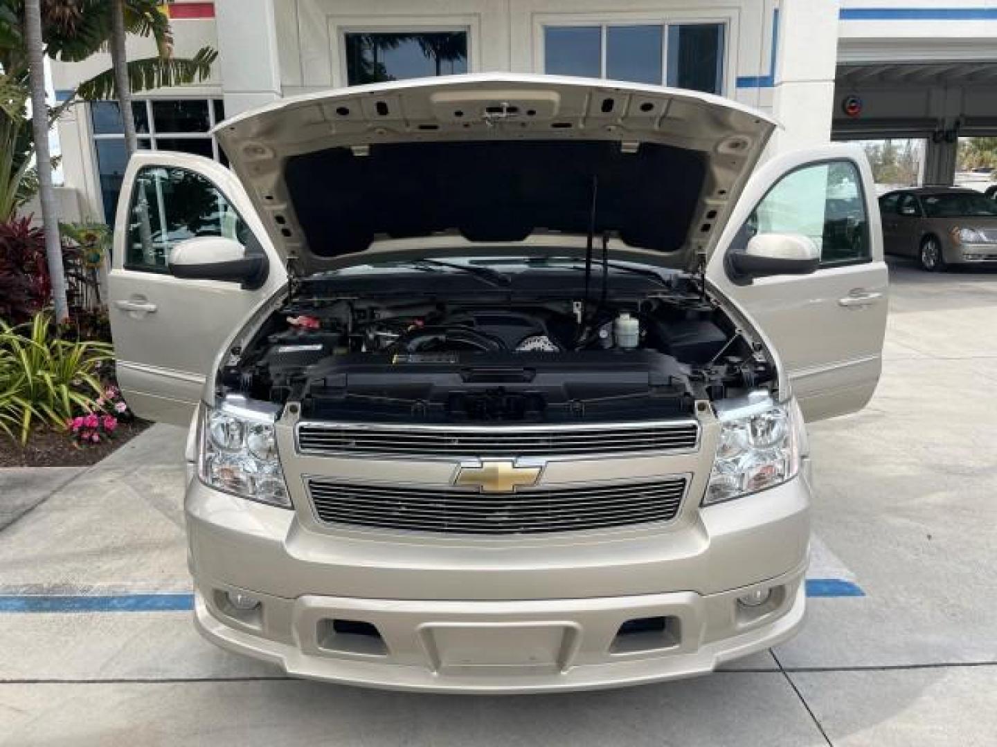 2007 Gold Mist Metallic /Ebony/Light Cashmere Chevrolet Avalanche LT w/1LT LOW MILES 59,362 (3GNEC12067G) with an 5.3L Vortec 1000 V8 SFI Flex-Fuel Engine engine, Automatic transmission, located at 4701 North Dixie Hwy, Pompano Beach, FL, 33064, (954) 422-2889, 26.240938, -80.123474 - 2007 CHEVROLET AVALANCHE LT 1500 NEW $ 35,015 ROAD READY VIN: 3GNEC12067G302213 SUNROOF NO ACCIDENTS NO RECALLS SPORT PICKUP DVD FLORIDA OWNER 5.3L V8 5.3L V8 F POWER LEATHER SEATS 6 SERVICE RECORDS FLEX FUEL 5,3 FT BED NAVIGATION BLUETOOTH REAR WHEEL DRIVE DUAL ZONE AC BACK UP CAMERA/SENSORS 5.3' B - Photo#16