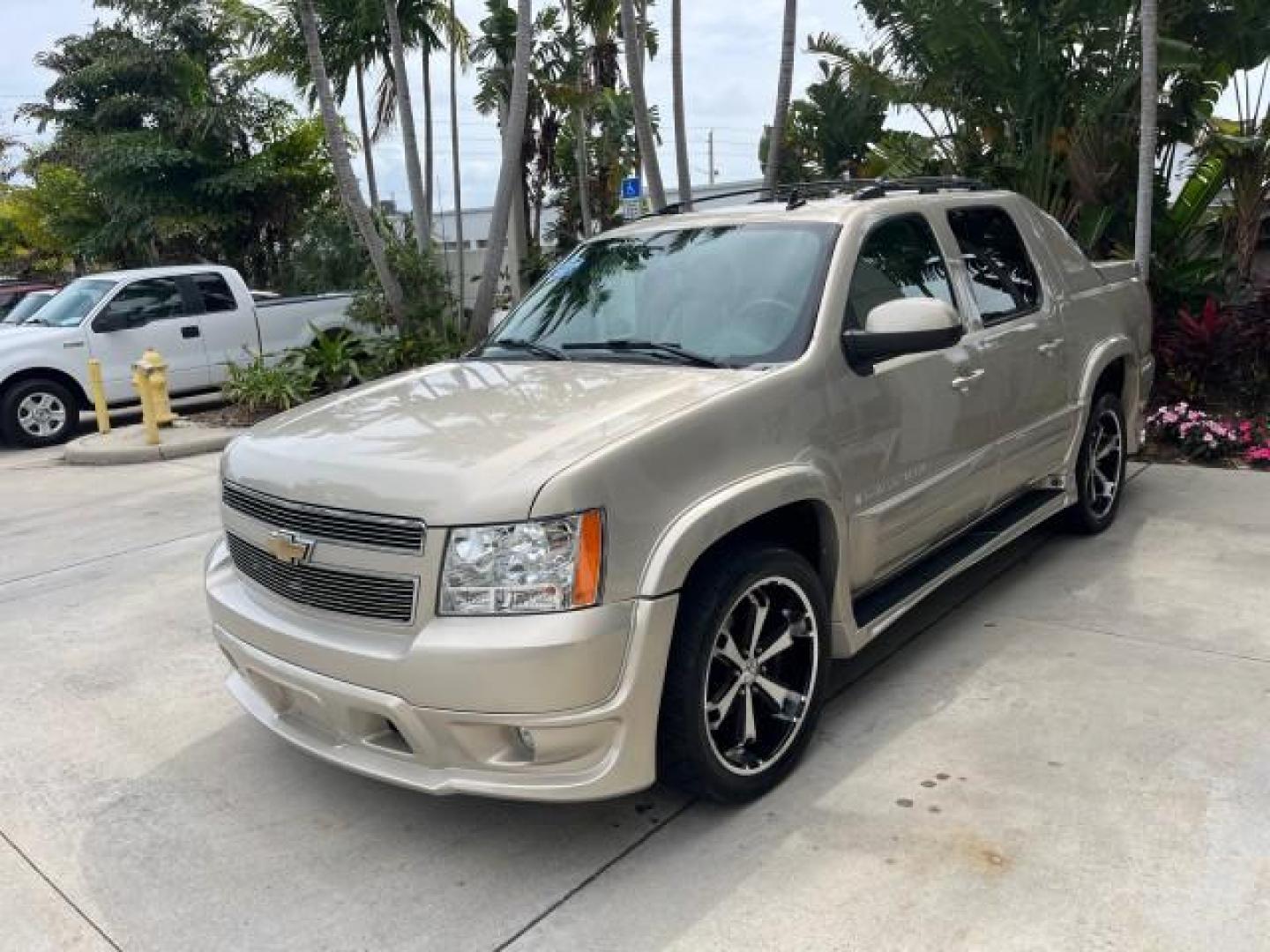 2007 Gold Mist Metallic /Ebony/Light Cashmere Chevrolet Avalanche LT w/1LT LOW MILES 59,362 (3GNEC12067G) with an 5.3L Vortec 1000 V8 SFI Flex-Fuel Engine engine, Automatic transmission, located at 4701 North Dixie Hwy, Pompano Beach, FL, 33064, (954) 422-2889, 26.240938, -80.123474 - 2007 CHEVROLET AVALANCHE LT 1500 NEW $ 35,015 ROAD READY VIN: 3GNEC12067G302213 SUNROOF NO ACCIDENTS NO RECALLS SPORT PICKUP DVD FLORIDA OWNER 5.3L V8 5.3L V8 F POWER LEATHER SEATS 6 SERVICE RECORDS FLEX FUEL 5,3 FT BED NAVIGATION BLUETOOTH REAR WHEEL DRIVE DUAL ZONE AC BACK UP CAMERA/SENSORS 5.3' B - Photo#3