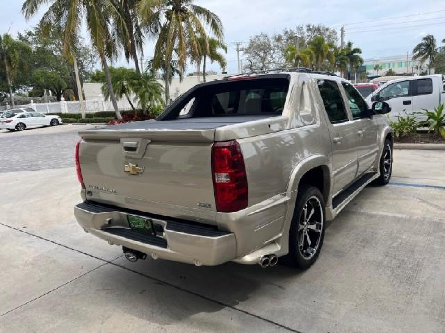 2007 Gold Mist Metallic /Ebony/Light Cashmere Chevrolet Avalanche LT w/1LT LOW MILES 59,362 (3GNEC12067G) with an 5.3L Vortec 1000 V8 SFI Flex-Fuel Engine engine, Automatic transmission, located at 4701 North Dixie Hwy, Pompano Beach, FL, 33064, (954) 422-2889, 26.240938, -80.123474 - 2007 CHEVROLET AVALANCHE LT 1500 NEW $ 35,015 ROAD READY VIN: 3GNEC12067G302213 SUNROOF NO ACCIDENTS NO RECALLS SPORT PICKUP DVD FLORIDA OWNER 5.3L V8 5.3L V8 F POWER LEATHER SEATS 6 SERVICE RECORDS FLEX FUEL 5,3 FT BED NAVIGATION BLUETOOTH REAR WHEEL DRIVE DUAL ZONE AC BACK UP CAMERA/SENSORS 5.3' B - Photo#7